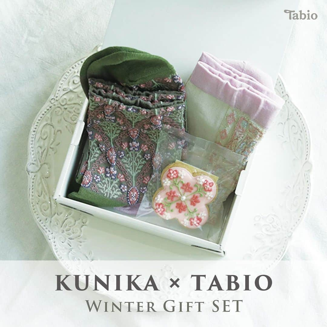 KUNIKAさんのインスタグラム写真 - (KUNIKAInstagram)「Tabio × KUNIKA WINTER GIFT SET 発売のお知らせ🎁🎄❄️✩*⋆   ホリデーシーズンにお届けする、コラボソックスの限定ギフトセットをご用意しました。  第1弾のタイルジュエリーフロートソックス/ピンク＆第2弾の毛混イングリッシュガーデンフロートソックス/オリーブ、そして今回のためにデザインさせて頂いたアイシングクッキーがセットになっています。  大切な人・自分への贈り物にぜひ🫶🏻🌸❄️  🎄Web受注期間🎄 2023年11月13日ー2023年12月10日  🎁お届け時期🎁 2023年12月18日ー順次発送  ＊国内のみの販売・配送です。 ＊上限数に達し次第、受注を終了させていただきます。  #tabio #タビオ #KUNIKA #kunikawithtabio #socks」11月10日 19時16分 - _kunika_