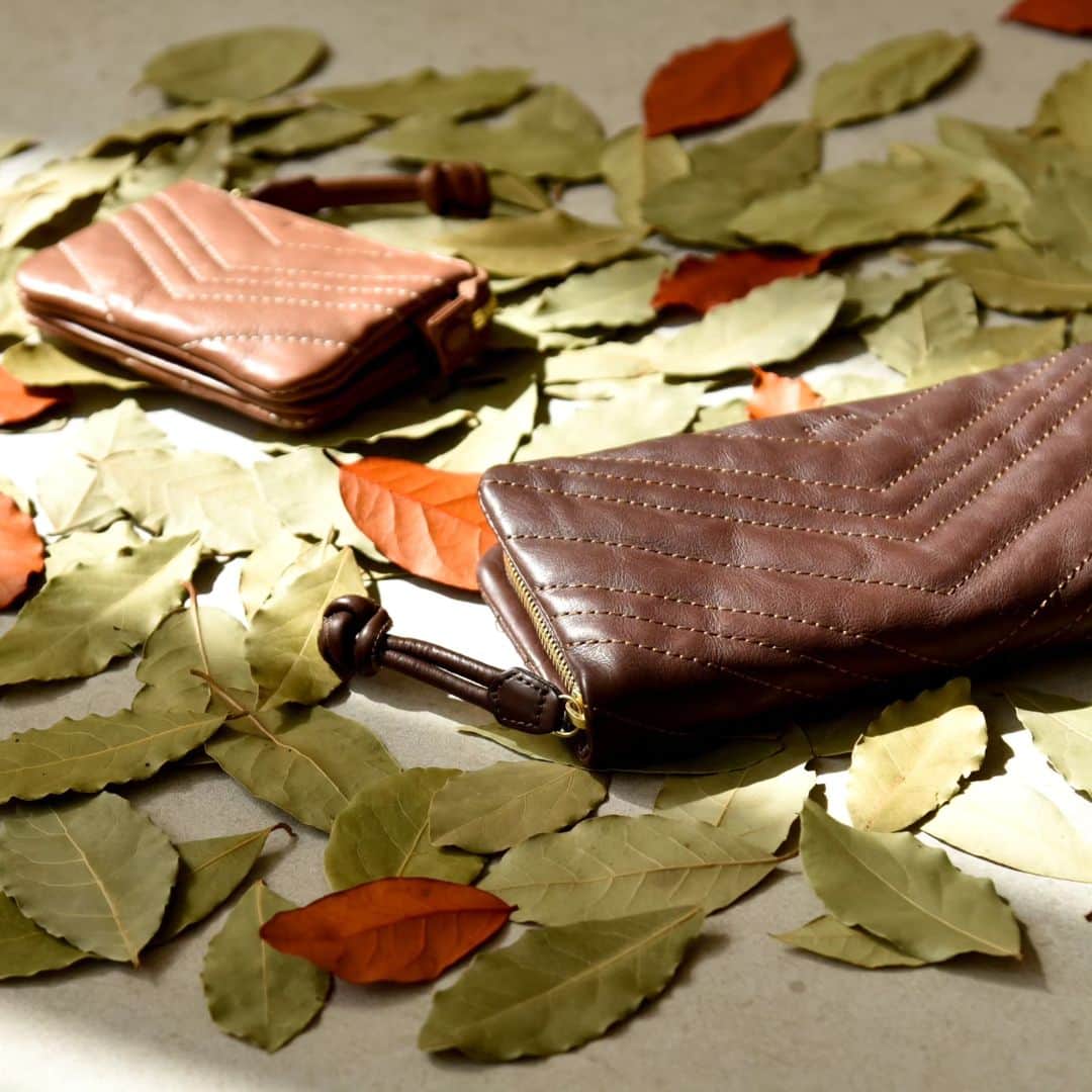 gentenさんのインスタグラム写真 - (gentenInstagram)「革とステッチが生み出す、⁡ 陰影の魅力⁡ ⁡ 自然の中に宿る美しさを、革の景色に込めて。⁡ 生まれたお財布は、イタリア語で「葉」を意味する「フォーリア」。⁡ ⁡ 「フォーリア」を形づくるのは、イタリアの名門タンナー・インカス社が仕立てた上質なカーフ。そのしなやかな革を、ヘリンボン調のステッチが彩ります。⁡ ⁡ ⁡⁡ 詳しくはプロフィールのくらしのgenten(@genten_official)URLよりご覧下さい。⁡⁡⁡⁡⁡⁡⁡⁡⁡⁡⁡⁡⁡⁡⁡⁡⁡ ⁡⁡⁡⁡⁡⁡⁡⁡⁡⁡ ⁡⁡⁡⁡⁡⁡⁡⁡⁡ -----------------------------------------------------⁡⁡⁡⁡⁡⁡⁡ #ゲンテン  #genten  #葉脈 #葉っぱ #革小物 #レザー #財布 #キルティング  #ステッチ #ootd #山粧う #カーフ #フラグメントケース#レザーリーフ」11月10日 19時17分 - genten_official