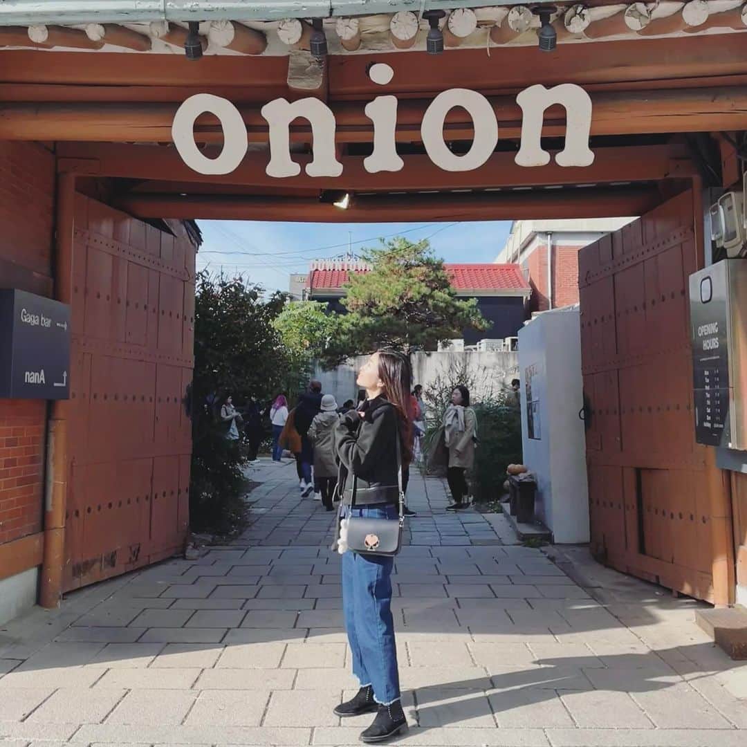 木谷有里のインスタグラム：「Cafe Onion 安国店☕️ 伝統家屋をリフォームした店舗で韓国らしさを感じられた☺︎ かなり人気で朝も行列だったので早めに行くことをおすすめします✨  #cafeonionanguk #cafeonion #onion #韓国旅行　#安国駅　#カフェオニオン  #韓国カフェ」