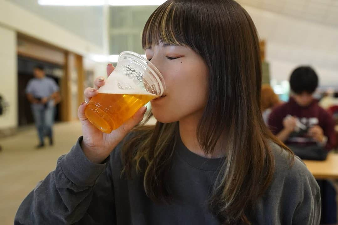 樺澤まどかのインスタグラム：「🍺  1ヶ月前 オーストラリアに出発する直前に 羽田空港で吉野家と共にビール  いい顔すぎ😂😂  オーストラリアもクラフトビールが美味しすぎて幸せです たくさん飲むぞーー🔥🔥  ブリュワリー巡りと1人梯酒しようと思ってます🤤  #樺澤まどか  #オーストラリア#ワーホリ#ワーキングホリデー#ギリホリ#ビール」