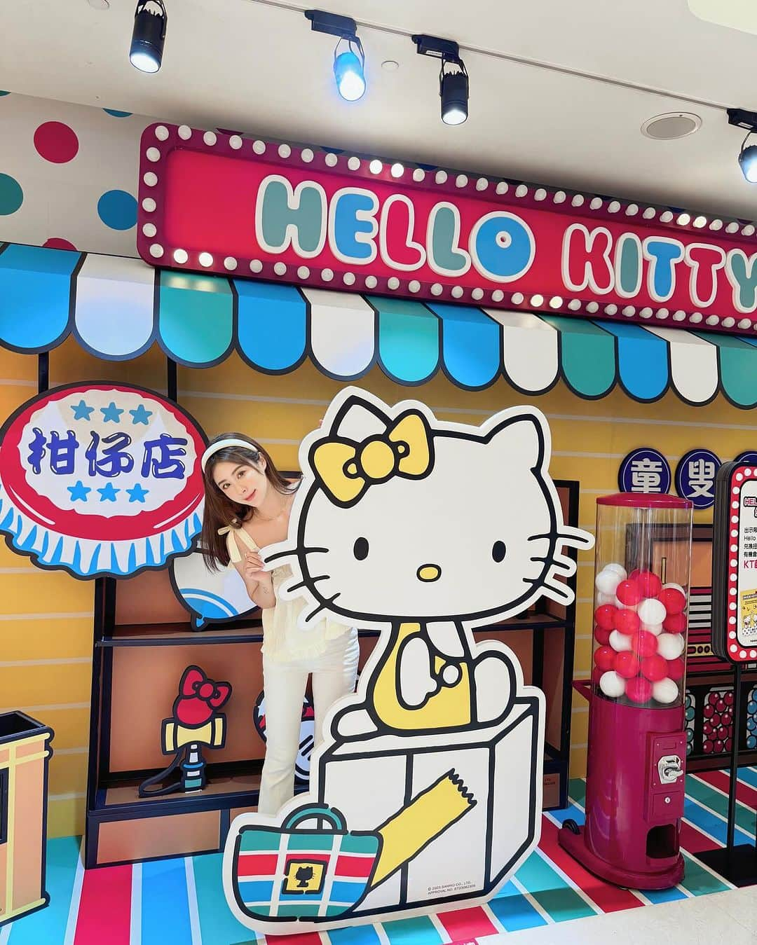 夏晴さんのインスタグラム写真 - (夏晴Instagram)「發個限動就好幾個kitty迷私訊我 我自己在裡面也衝動了 其實超好逛的欸～好燒🔥 昇恆昌旗艦店就是可以讓你出國提前買 像我自己最近幾次出國幾乎都是很趕的狀態😬還有睡過頭沒上飛機的 內湖旗艦店解決你在機場沒時間來不及買、買不到免稅品的囧境  內湖昇恆昌旗艦店45天前先預購 可在五大機場提領！很方便～ 讓你感受到出國的快樂  回程提貨省去手上的負擔 而且內湖旗艦店館內1F Outdoor風咖啡廳及5F好吃餐廳，好吃又好逛。  重點是kitty本尊還會來到現場  【 KITTY桃機見面會&一日店長】 活動日期：2023/11/23(四) 14:00-15:00 【內湖昇恆昌 x KITTY粉絲見面會】 活動日期：2023/11/25(六) 14:30-15:00  💖消費滿指定金額，免稅優惠再折扣，現抵無上限。 憑昇恆昌iRich Club會員身份消費不限金額即贈『HELLO KITTY磁鐵』。  💖單筆消費滿NT$ 5,000即獲得一次抽獎機會，越早買、買越多中獎機會越高！ 💖11/30抽 雙人同行 英國來回機票(1名)。 💖消費滿指定金額即贈獨家HelloKitty好禮1份  你們如果看到我在英國🇬🇧可能就是我抽中了😂  #出國提前買 #內湖昇恆昌 #內湖景點 @everrich_official  @everrichneihu」11月10日 19時19分 - qing_413