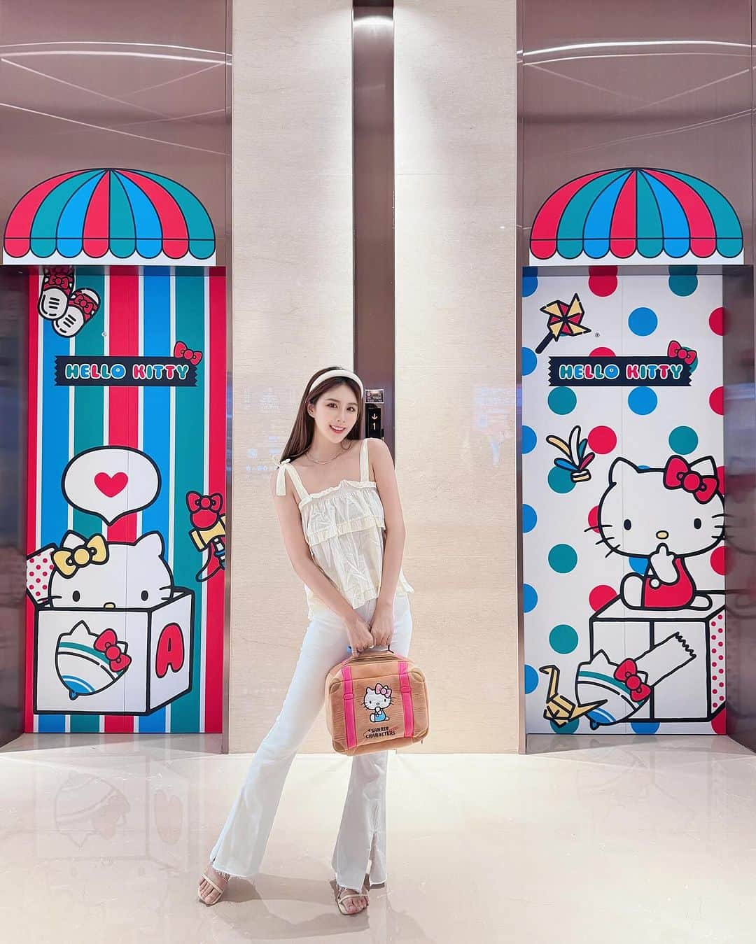 夏晴のインスタグラム：「發個限動就好幾個kitty迷私訊我 我自己在裡面也衝動了 其實超好逛的欸～好燒🔥 昇恆昌旗艦店就是可以讓你出國提前買 像我自己最近幾次出國幾乎都是很趕的狀態😬還有睡過頭沒上飛機的 內湖旗艦店解決你在機場沒時間來不及買、買不到免稅品的囧境  內湖昇恆昌旗艦店45天前先預購 可在五大機場提領！很方便～ 讓你感受到出國的快樂  回程提貨省去手上的負擔 而且內湖旗艦店館內1F Outdoor風咖啡廳及5F好吃餐廳，好吃又好逛。  重點是kitty本尊還會來到現場  【 KITTY桃機見面會&一日店長】 活動日期：2023/11/23(四) 14:00-15:00 【內湖昇恆昌 x KITTY粉絲見面會】 活動日期：2023/11/25(六) 14:30-15:00  💖消費滿指定金額，免稅優惠再折扣，現抵無上限。 憑昇恆昌iRich Club會員身份消費不限金額即贈『HELLO KITTY磁鐵』。  💖單筆消費滿NT$ 5,000即獲得一次抽獎機會，越早買、買越多中獎機會越高！ 💖11/30抽 雙人同行 英國來回機票(1名)。 💖消費滿指定金額即贈獨家HelloKitty好禮1份  你們如果看到我在英國🇬🇧可能就是我抽中了😂  #出國提前買 #內湖昇恆昌 #內湖景點 @everrich_official  @everrichneihu」