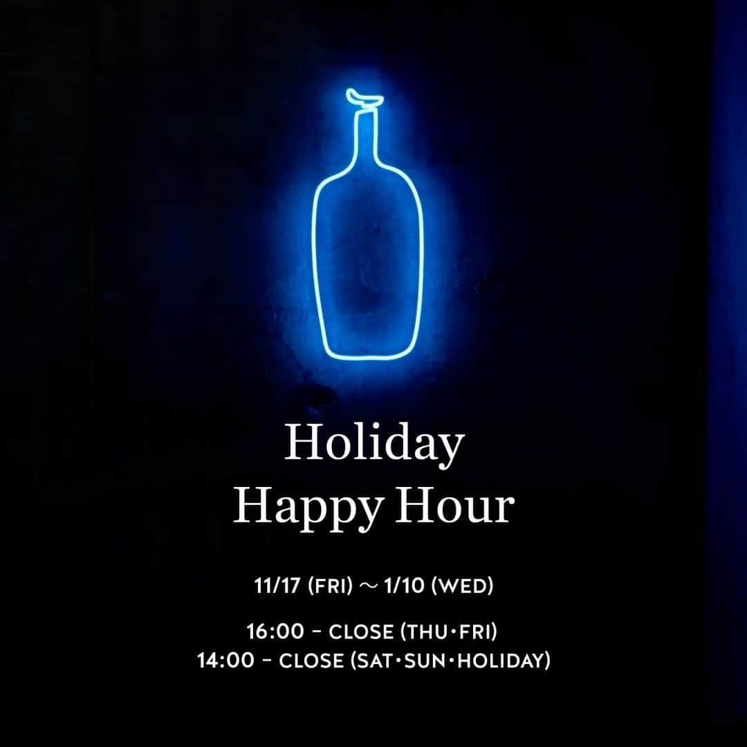 のインスタグラム：「＼Holiday Happy Hour ／⁠ ブルーボトルコーヒーでは、11月17日(金) 〜1月10日(水) の曜日・時間限定で「Holiday Happy Hour」を開催いたします🌃⁠ ⁠ 今年のホリデーコレクション “Pairs well with” をテーマに、ホリデーシーズンに向けて高まる気分、美味しいビールやカクテル、大切な人たちや、アートなどを ”ペアリング” してお楽しみいただくイベントになっております。⁠ ⁠ 全店舗対象で、ブルーボトルコーヒーで長年人気の定番ブレンド「スリー・アフリカズ」のコーヒー豆を、伊勢角屋麦酒のペールエールに漬け込み、香りと味を引き出した「ブルーボトルコーヒー ペールエール」や、店舗限定で販売しているカクテル 2 種を 20% OFF でご提供✨⁠ ⁠ また、期間限定でアルコールのお供にぴったりなおつまみのご提供も行います。⁠ ⁠ さらに、ドリンクと一緒にアートをお楽しみいただける、Jazz Live なども開催予定となっております🎵⁠ ⁠ イベント詳細については、後日投稿いたしますのでぜひご確認ください。 みなさまのご来店を心よりお待ちしております！⁠ ⁠ ⁠ ◼︎アルコールメニュー 20% OFF⁠ 対象カフェ： 全店舗対象⁠ 期間：11月17日(金) 〜1月10日(水)⁠ 曜日：毎週(木)〜(日)・(祝)⁠ 時間：平日16時 - close・土日休14時 - close⁠ （カクテル対象カフェ：広尾・六本木・渋谷・梅田茶屋町）⁠ ⁠ ◼︎Drink x Otsumami ご提供⁠ 提供メニュー：「フムス＆クラッカー」「れんこんチップス」⁠ 対象カフェ：渋谷・京都・梅田茶屋町⁠ ⁠ 提供メニュー：「アボガド＆クラッカー」⁠ 対象カフェ：広尾・六本木・みなとみらい・木屋町・神戸阪急⁠ ⁠ 提供メニュー：「れんこんチップス」⁠ 対象カフェ：清澄白河、青山、新宿 ・品川・銀座・恵比寿・竹芝・ 三軒茶屋 ・ 池袋 ・ 横浜・白井屋・六角・神戸⁠ ⁠ 期間：11月17日(金) 〜 1月10日(水)⁠ 曜日：毎週 (木)〜(日)・(祝)⁠ 時間：平日16時 - close・土日休14時 - close⁠ ⁠ ⁠ ◼︎ECサイト限定 オリジナルコースタープレゼント⁠ 公式オンラインストアでも11月15日(水)から期間限定で、ペールエールをご購入のお客様にオリジナルコースター（写真4枚目）をプレゼントしております🎁⁠ ⁠ ぜひご自宅でも「ブルーボトルコーヒー ペールエール」と一緒に、素敵なお家時間をお過ごしください✨⁠ ⁠ ＊公式オンラインストはプロフィールのURLからご覧いただけます。⁠ ⁠ ⁠ ⁠ ⁠#BlueBottleHoliday⁠ #BlueBottleCoffee⁠ #BlueBottleHappyHour⁠ #ブルーボトルコーヒー」