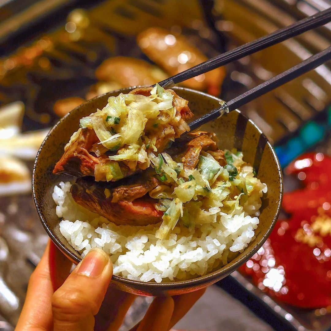 きょん。のインスタグラム：「天王寺のコスパ抜群焼肉店 「焼肉ジャック」が土・日・祝限定で ランチの営業がスタート📝  この日は夜に伺ったのだけど いいよね、昼から焼肉ってね🤤  しかもランチタイムだと 食べ放題プランがそれぞれ、 ・スタンダード¥3,280→¥2,580 ・プレミアム(今回はこっち)¥3,680→¥2,980  とさらにお得にいただけたりもする...！  毎度味わう牛すき焼きにドラゴンハラミ、 肉巻き寿司ももちろん食べ放題、 ネギ包タンと和牛ユッケは 単品メニューにラインナップしておりますーっ！  上記単品2品はスタッフさんまで◎  店名:焼肉ジャック 天王寺店 @yakiniku.jack.tennouji 住所:大阪市天王寺区堀越16-9 7F  #yakinikujack #焼肉ジャック#osakafood #osakatrip #japanesegourmet #japanesefood #yakiniku #japantrip #天王寺食べ放題 #焼肉 #大阪焼肉 #PR」