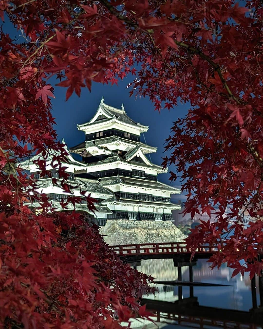 詩歩さんのインスタグラム写真 - (詩歩Instagram)「Day and night views of Matsumoto Castle, a national treasure of Japan. 🏯 国宝・松本城の昼の顔と夜の顔。  日本を代表するお城のひとつ #松本城 。 当時のまま現存する貴重な日本の12天守閣のひとつで、さらにその中で5ヶ所しかない国宝に登録されている天守閣です。（つまり超貴重な城）  昨年11月に訪れた際にちょうど紅葉が見頃を迎えていたので、昼と夜に同じ場所で撮影してみました！昨年シーズン中にアップしそびれて今年こそ…と思ってたら、またもやタイミングを逃した🤦‍♀  1枚目も2枚目も同じ場所から撮影しているんだけど、全然違う姿に見えませんか？  松本城の特徴は黒漆が塗られた「漆黒の城」と呼ばれる外観だけど、夜にライトアップされた姿は昼間と全然違っていて…その佇まいに感動したのを覚えています。写真のくわしい撮影場所は、右下に写っている”有名な赤い橋”をヒントに歩いて探してみてくださいね😉  放送中の大河ドラマ #どうする家康 に絶賛ハマっている私ですが、キーパーソンのひとり石川数正が松本城に大きく関わっていたことを放送を見て知るという失態…次に訪れたときは彼の足跡も辿りながら巡りたいと思います。  長野県の写真はこのタグでまとめています / Posts of this area can be found in this tag.→ #shiho_nagano   #MatsumotoCastle is one of the most famous castles in Japan. It is one of the 12 most precious castle towers that still exists as it was when it was built, and one of only 5 in the country that is registered as a National Treasure.  When I visited last November, the autumn leaves were just at their best, so I took pictures of the same place during the day and at night! I missed uploading them during the season last year and thought I'd do it this year... but I missed the timing again:   The first and second pictures were taken from the same place, but don't they look completely different? #Matsumotojo  is characterized by its black lacquer exterior, called "Jet-Black Castle," but when lighted up at night, it looks completely different from its daytime appearance... I remember how impressed I was. For the exact location of the photo, please take a look at the "famous red bridge" in the lower right corner of the photo and try to find it on foot.  Taken by #pixel7pro #pixelで撮影   📷5-6th Nov 2022 📍長野県 松本城 / Matsumoto castle, Nagano Japan    ©︎Shiho/詩歩」11月10日 19時20分 - shiho_zekkei