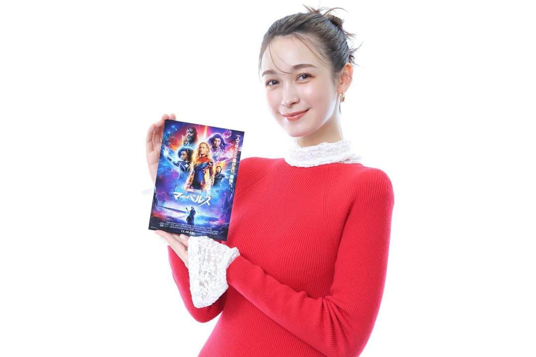 藤井サチのインスタグラム：「待ちに待っていた、『マーベルズ』を観にいってきました🦸🏼‍♀️ ⁡ 𝟥人で入れ替わりながら の新鮮な戦闘シーンや、 ポップでコミカルなシーン、 女性の強さと絆が描かれていて、 さいっこうだった！！！🔥 ⁡ 個人的には 抱えていたものを等身大で吐露し合う姿に グッときました🤝🏻 ⁡ @crank_in_net さんのインタビューにてもっと語ったので また公開されたらシェアするね！ ⁡ 今日(𝟣𝟣/𝟣𝟢)から公開なのでぜひ！ ⁡ #PR #マーベルズ #アベンジャーズ最強ヒーローの新たな強さ目撃」