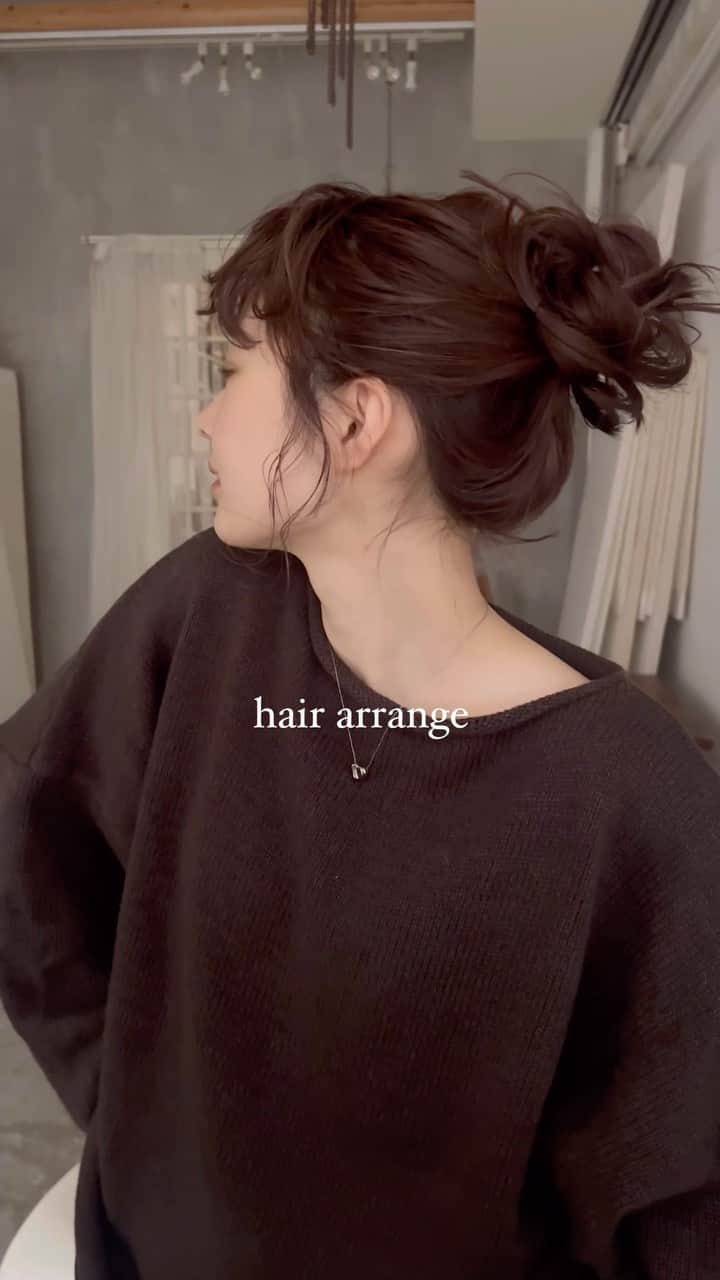 Switch HAIRのインスタグラム：「最近はアップアレンジされるお客様多いです💐💕  柔らかいアレンジは @hkr___98 にお任せください✨  #福岡美容室 #天神美容室 #ヘアアレンジ #お呼ばれヘア #リボンアレンジ#おだんごヘア」