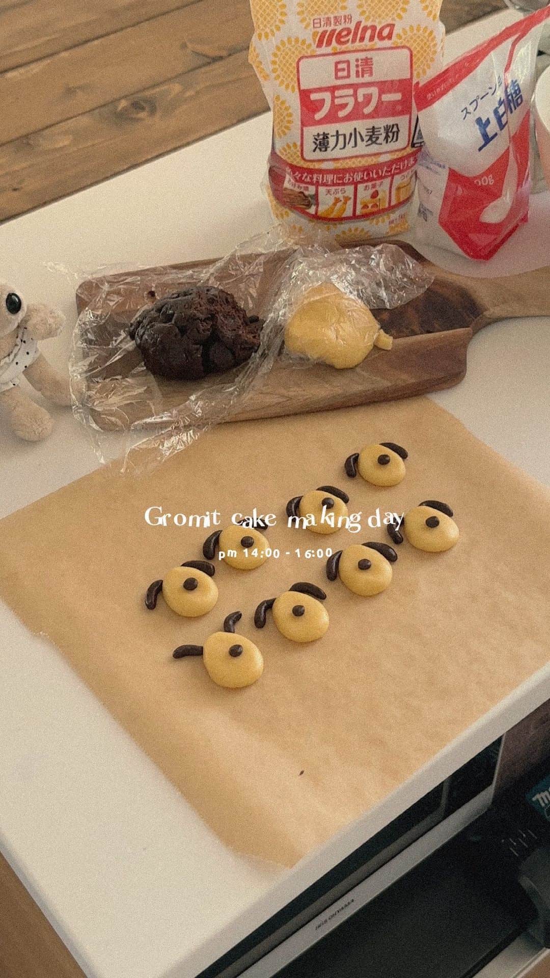 たかあしあかりのインスタグラム：「. お家でグルミットカフェ☕️  お洋服→ @moitytto_ 11/16 販売開始 フレアスリーブニットワンピース black/beige/natural FREE size ¥7,700 tax in ⠀  ⠀  ⠀  ⠀  #一人暮らし #一人暮らしインテリア  #カフェ風インテリア  #ひとり暮らし  #お家カフェ #おうちカフェ  #ダイニングテーブル #インテリアコーディネート  #ダイニングインテリア #グルミットスイーツ  #グルミット」
