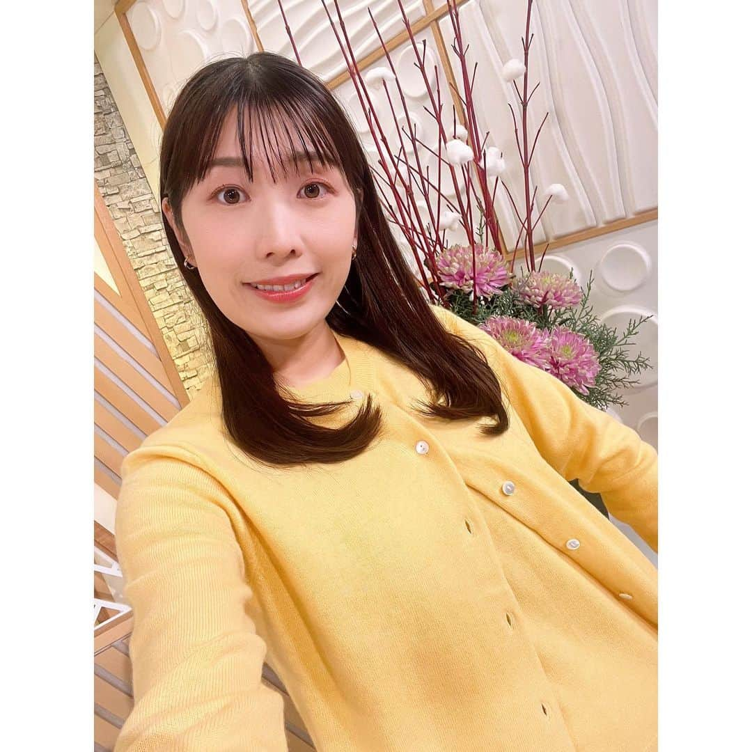 小林美沙希のインスタグラム：「． インナーと カーディガンのように見えますが くっついていました☺️ ． 着る時も楽で良いですね〜✨ ． #沖縄#Okinawa #沖縄テレビ#ニュース #アナウンサー #小林美沙希 #アナウンサーコーデ #アナウンサー衣装#衣装 #ファッション#fashion #衣装協力」