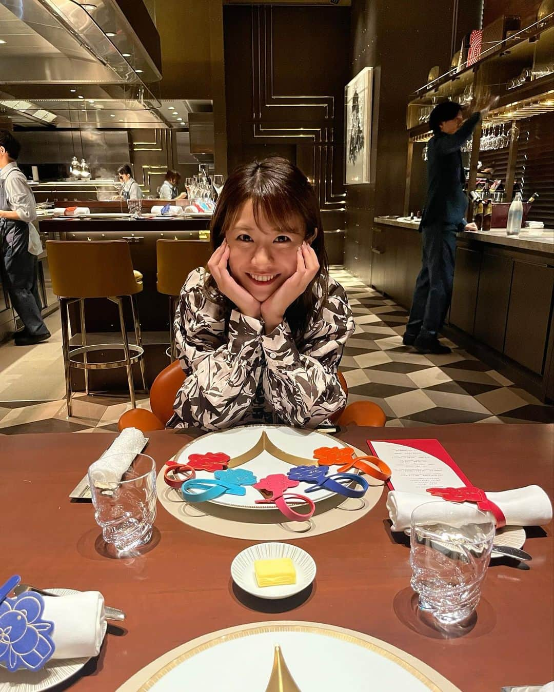 福本愛菜のインスタグラム：「また1つ夢が叶いました🥺🫶🏽  お料理も空間も接客も全てにおいて最高すぎました🥺✨ 幸せすぎた〜🥺❤️❤️❤️❤️❤️  #スガラボ #スガラボヴィー #スガラボv #sugalabo #sugalabov #french #dinner #restaurant #ヴィトン #ルイヴィトン # vuitton #louisvuitton #🍽️ #🤤」