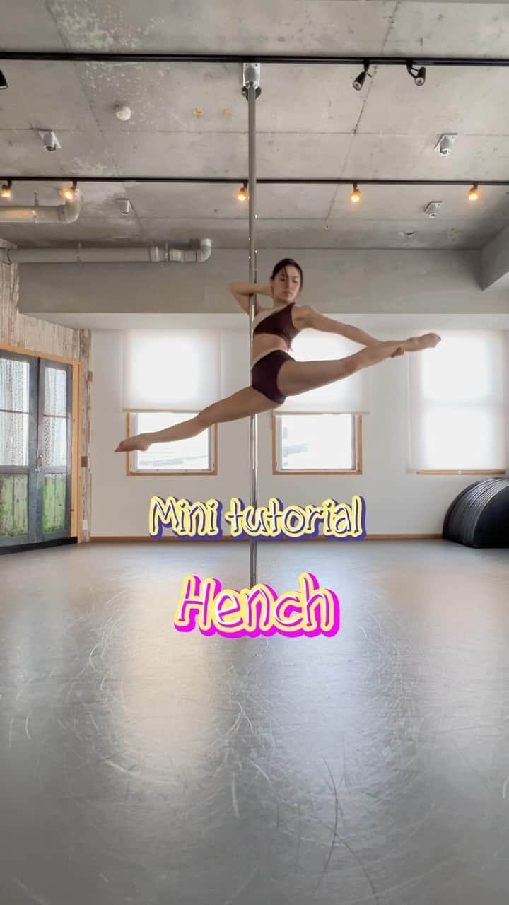 坂井絢香のインスタグラム：「Mini tutorial🧩  #pdhench  後頭部を抑えて支える、変わった面白トリック🎶  挑戦したよー！出来たよー！ のタグ付け待ってます🫡💕　  Wearing @porriz_official   #poledance #pdtricks #pdtutorial  #spinningpole」