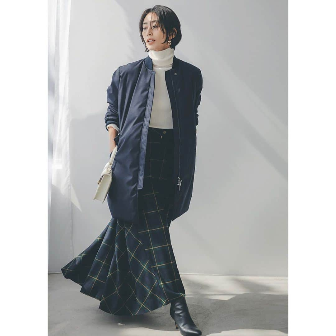 集英社FLAG SHOP（フラッグショップ）さんのインスタグラム写真 - (集英社FLAG SHOP（フラッグショップ）Instagram)「⁡ ⁡ ⁡ バイヤー＆スタイリスト太鼓判！！ ⁡ 買いたい理由がある！暖冬の「本命アウター」 ⁡ ⁡ 毎シーズン、さまざまなアウターを買付けて、あらゆるブランドに精通するバイヤーと、トレンドを熟知し、旬のコーディネートを提案するスタイリスト。 ⁡ その最強とも言えるスペシャリストたちが、数あるアウターの中から、暖冬の今シーズン買うべきマストのアイテムを厳選‼️ ⁡ バイヤー目線、スタイリスト目線で「これしかない！」という納得の本命理由を語ってもらいました❤️‍🔥 ⁡ ⁡ #CLANE #ADAWAS #MACKINTOSH #PYRENEX #VACHEMEN #COGTHEBIGSMOKE #SACRA #THENORTHFACE #MADISONBLUE #outer #happyplusstore #最新アウター #トレンド #名品アウター #ハピプラ ⁡ ⁡」11月10日 19時29分 - happyplusstore