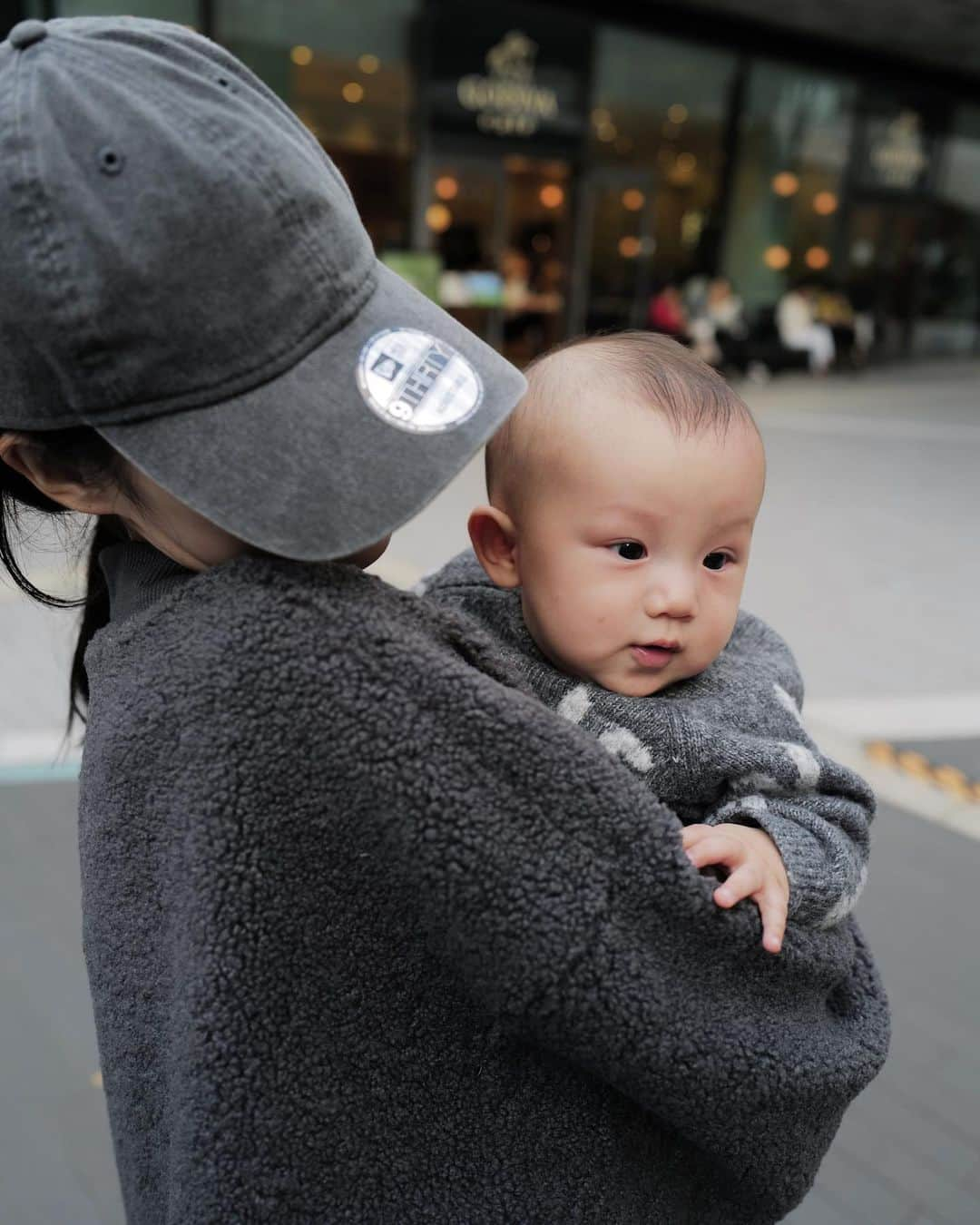 金澤葵のインスタグラム：「. 念願の虎くんでした👶🏻 癒しの空間すぎるっ  親子でグレーコーデでした🩶 タグ付けしてます！  最後の動画までミテネ♡♡  #ootd #ootdfashion #fashion #coordinate #コーディネート #ファッション #ママコーデ #ワントーンコーデ #グレーコーデ #私服 #秋コーデ #親子コーデ #リンクコーデ #親子リンクコーデ」