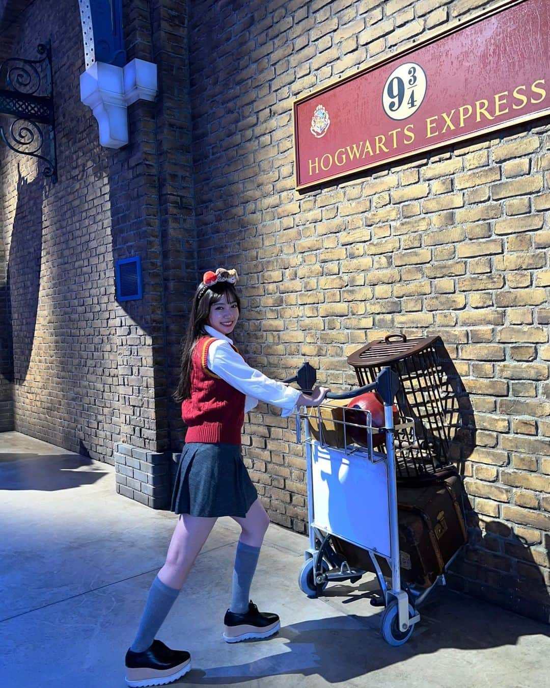 のインスタグラム：「先日、Harry Potter スタジオツアーに美人百花の企画で行ってまいりました🪄  本当に幸せ空間で、、映画の世界観が本当に目の前に広がってて、映画の中に入り込んだような、、そんなドキドキで胸がいっぱいで本当に楽しかった。🥺  ツアー行く前にも全シリーズ映画を観て行きましたが、回った後も余韻でずっとテレビでハリーポッターついてます笑  もうすでに2回目行きたいです。  寒くなってくるので、セーターとか、マフラーとかも買っちゃったりなんかして、、✨ あー楽しみは尽きませんね、、♡  詳しくは今日発売の美人百花12月号で2ページたっぷりご紹介させてもらってるので是非ゲットしてね〜☺️💐  #ハリーポッタースタジオツアー  #ハリポタツアー #ハリーポッター #harrypotter」