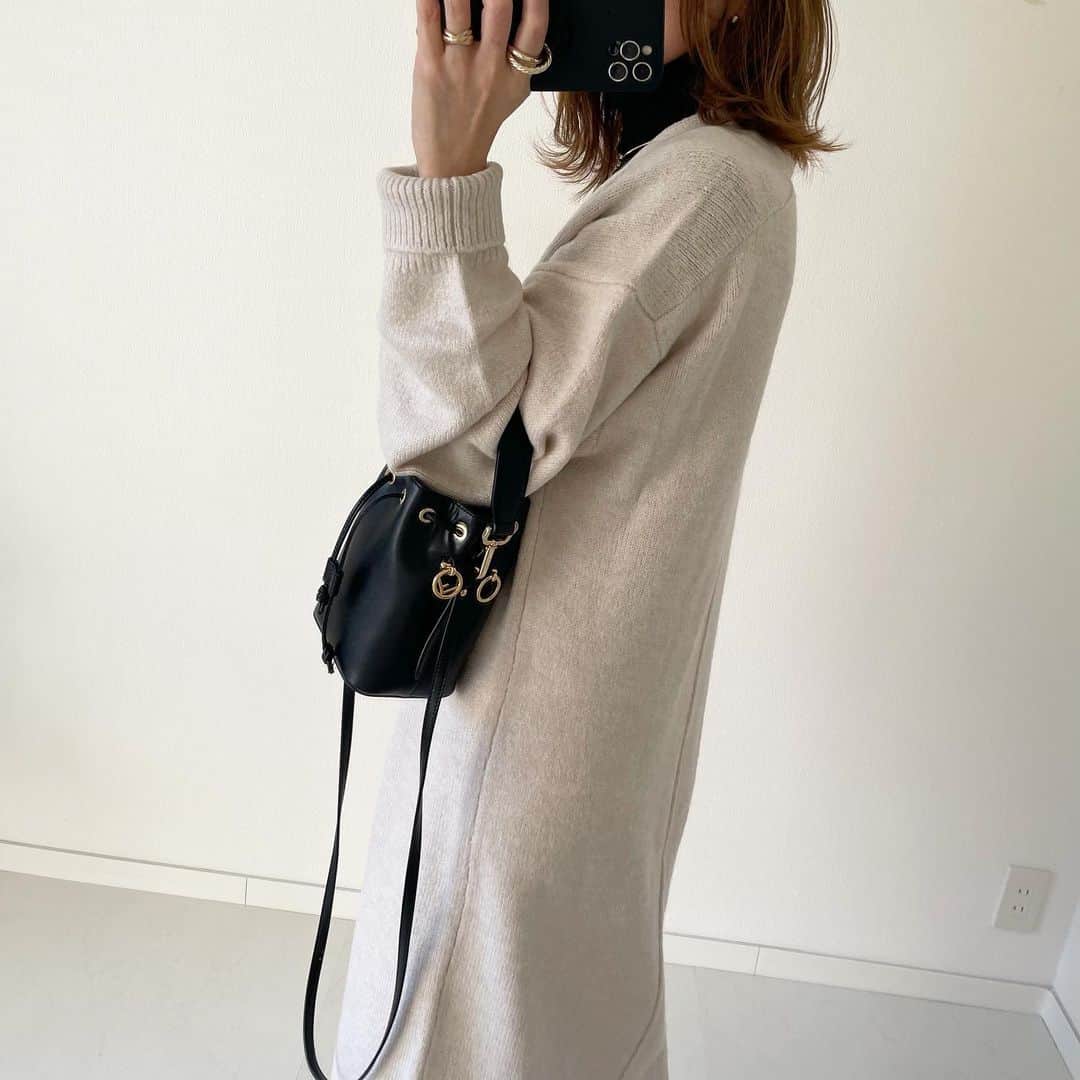 ERIさんのインスタグラム写真 - (ERIInstagram)「・ ・ ぬくぬく楽ちんワンピ ・ モチっとした肌触りとゆるっとシルエットで 着心地抜群なニットワンピは 一日中着てたいぐらい☺️✨ ・ ・ 見た目も洒落てて最高🫶🏻 ・ ・ ・ @bonjoursagan  zozotownで1000円クーポン出てます♪ ・ ・ ・ #シンプルコーデ#ワンピースコーデ#ニットワンピース  #bonjoursagan#bs_style#ボンサガ#fendi」11月10日 19時30分 - _____m.m.7114_