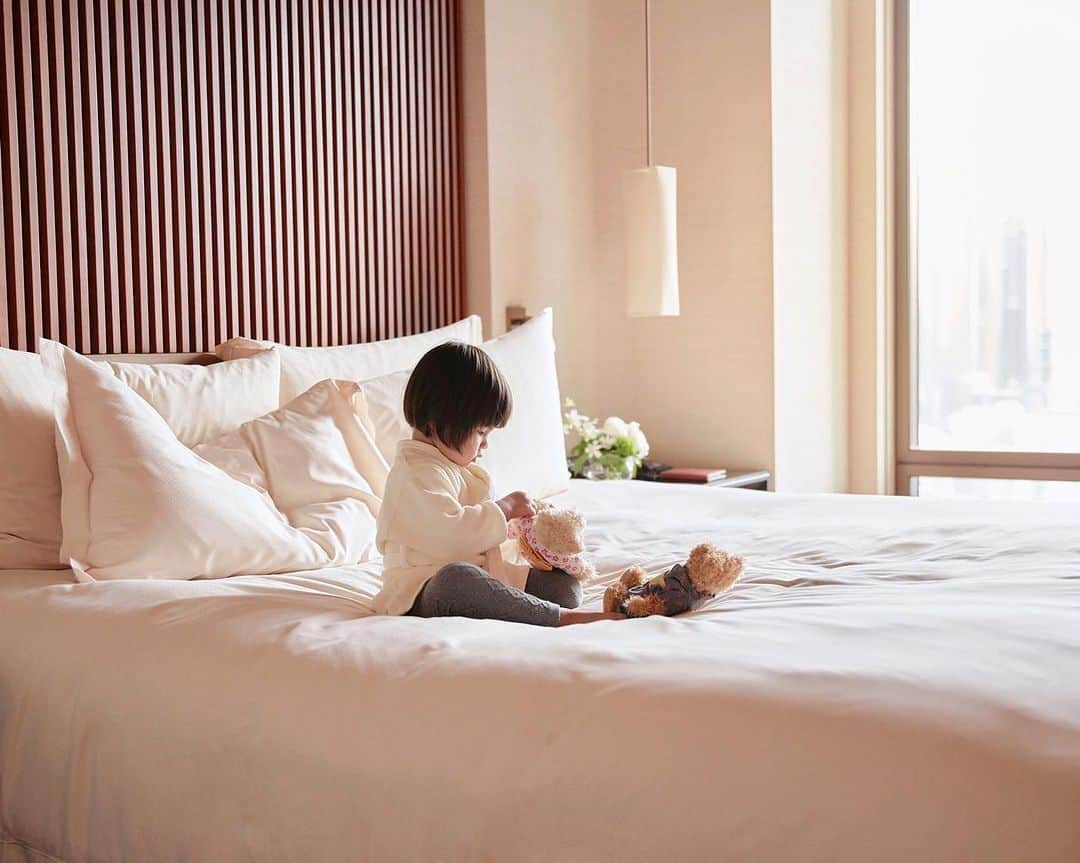 The Peninsula Tokyo/ザ・ペニンシュラ東京のインスタグラム：「小さなお子さまとの想い出ステイに✨ペニンシュラ・ホスピタリティとオリジナルのキッズアメニティで皆さまをお迎えいたします！😊  Tiny moments, big memories. Our little guest finds comfort in their very first Peninsula experience.😊」