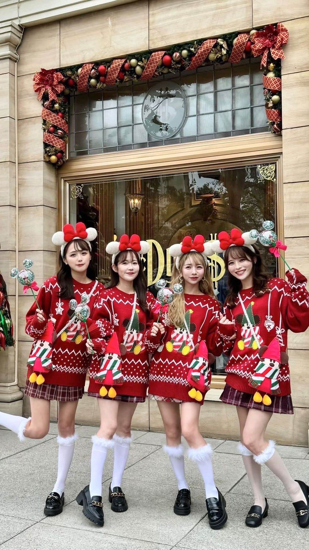 小沼瑞季のインスタグラム：「ディズニークリスマス🎅🎄♥️ ⁡ みんなでお揃いのニットを着てシーへ🧸 リルリンリンの赤いニットが映えてかわいい🥰 ⁡ ちょっと久しぶりのシーだけど 今年のクリスマスの装飾がたくさんで とってもテンション上がりました❣️ ⁡ ランドも行く予定🎵 ⁡ ⁡ #tokyodisneysea #disneyxmas #disneychristmas #disneyfood #ディズニークリスマス #東京ディズニーシー #ディズニーシー #クリスマスコーデ #ディズニーコーデ #ディズニーバウンド #おそろいコーデ #おそろいディズニー #みいきディズニー🏰💞」