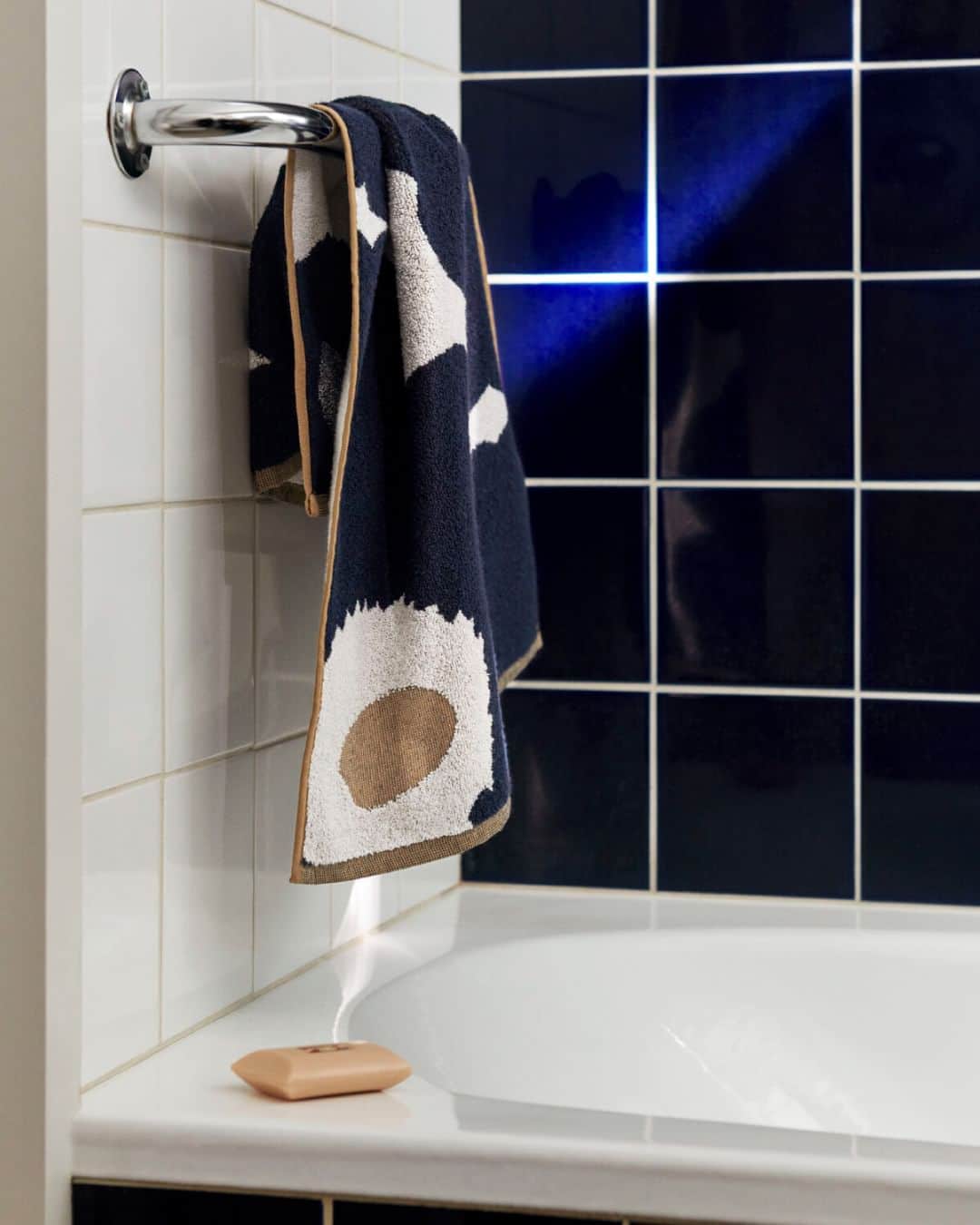 Marimekko Japanのインスタグラム：「ネイビーxメタリックゴールドのアイテムはテーブルウェア以外にもタオルやポーチなどギフトで喜ばれるアイテムが豊富。お家をホリデームードにシフトしてみませんか。  #marimekko #marimekkofw23 #マリメッコ #マリメッコ愛 #北欧デザイン #フィンランド #フィンランドデザイン」