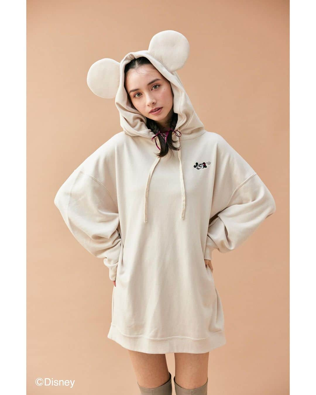 リエンダのインスタグラム：「DISNEY HAPPY WINTER COLLECTION 2023     ＼ららぽーと・ラゾーナ独占先行販売／  ラゾーナ川崎・ららぽーと船橋・ららぽーと横浜 SHEL'TTER WEB STORE限定で ディズニーコレクションが登場いたします♡    ━━━━━━━━━━━━━━━━━  フードに付けた「ミッキー」「ミニー」を イメージした耳が可愛いスエットミニOPは お揃いのコーディネートで お出掛けしたくなるような フェミニンさがポイント♡ ㅤㅤㅤㅤㅤㅤㅤㅤㅤㅤㅤㅤㅤ  ☑︎Mickey Minnie/スウェットミニOP ¥7,700(tax in) IVOY/BEG     「ミッキー」「ミニー」のステッチがポイントの ファーデザインバニティーバッグ。  ☑︎Mickey Minnie/F ファーバニティーBAG ¥7,700(tax in) IVOY/BEG  ━━━━━━━━━━━━━━━━━  ■販売店舗  店舗：ラゾーナ川崎・ららぽーと船橋・ららぽーと横浜  WEB：SHEL'TTER WEB STORE  ◾️発売日  11/17(fri)〜 ラゾーナ川崎・ららぽーと船橋・ららぽーと横浜  12/13(wed)10:00〜 SHEL'TTER WEB STORE  ━━━━━━━━━━━━━━━━━  #rienda #Disney #Mickey #ミッキー #Minnie #ミニー #ディズニーコーデ #スウェットコーデ #スウェットワンピース」