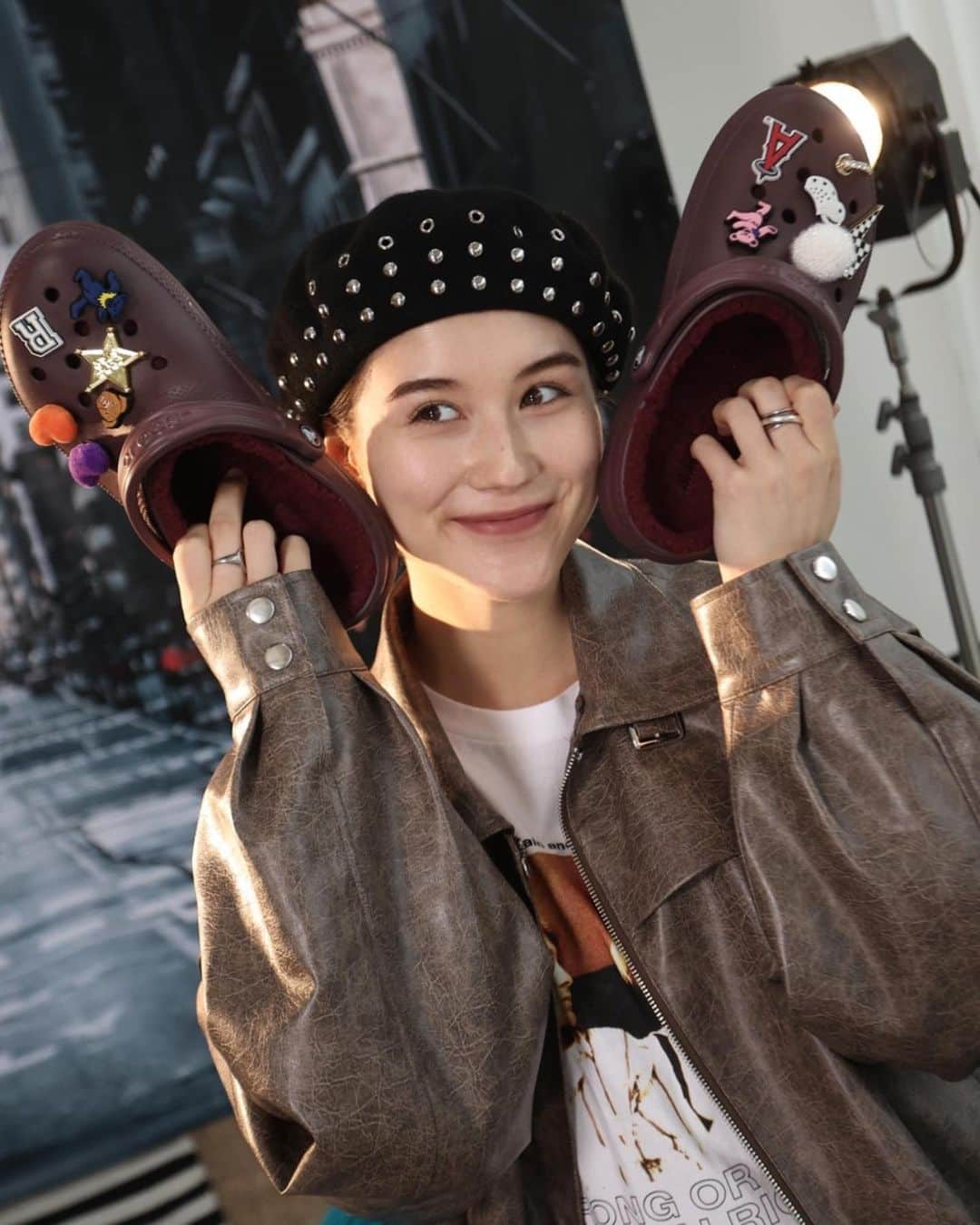 藤本林花美愛さんのインスタグラム写真 - (藤本林花美愛Instagram)「crocs COZY STUDIO💙🧩  どれも実用的で可愛くて悩んだけど、 ダークチェリーに決まり🍒  映えそうなカラフルなJIBBITZをいっぱいに！  小さい頃をよく付けてたの思い出した〜🤣 そしてたのしかった❤️  ありがとうございます！ @asamikotake」11月10日 19時33分 - lily_1001_official