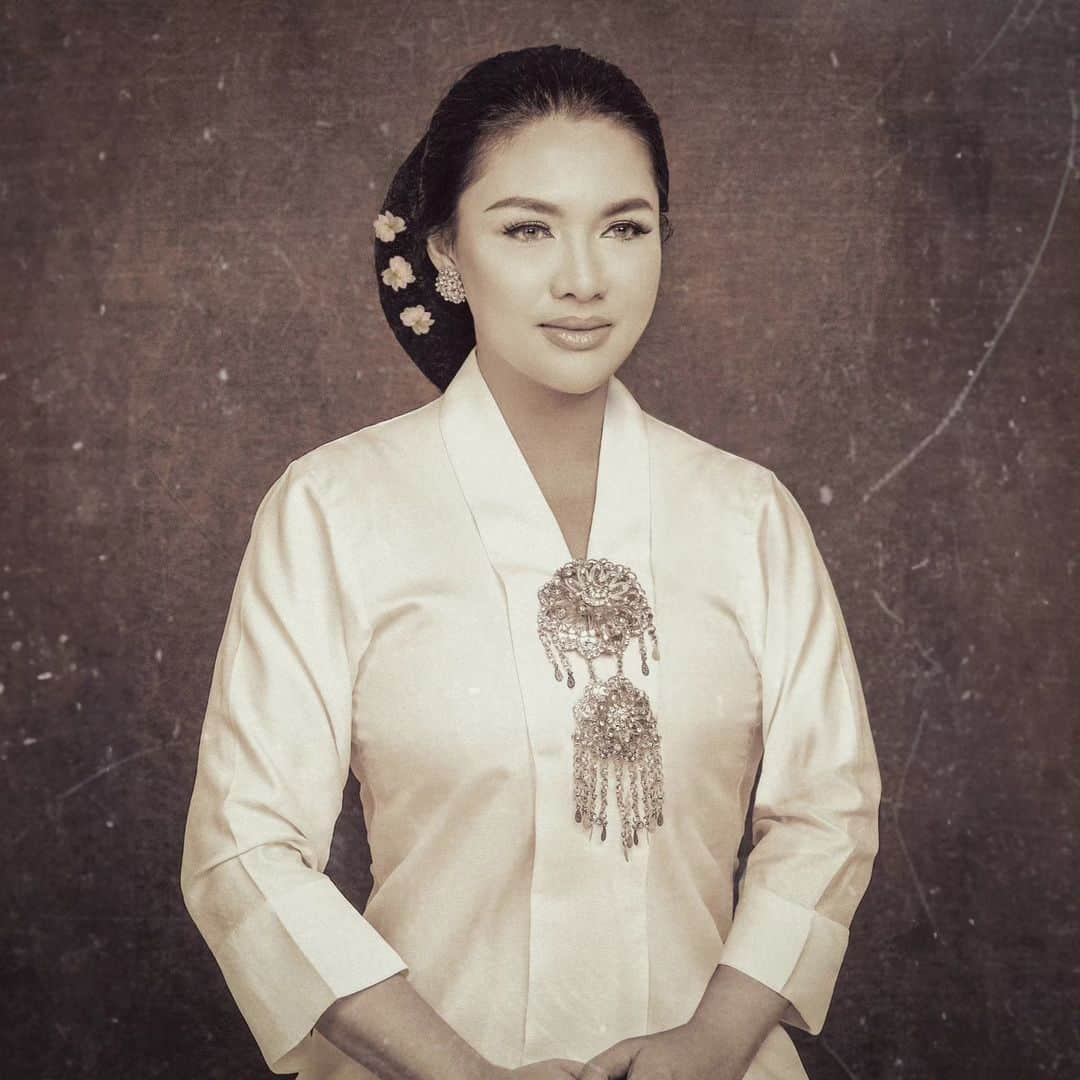 Vicky Shuのインスタグラム：「Vicky Shu sebagai Kartini  Memperingati hari pahlawan 10  November, kita mempersembahkan "Potret Sepoeloeh Pedjoang" bersama 10 public figure tanah air.  Raden Ayu Adipati Kartini Djojoadhiningrat atau sering disebut dengan gelarnya sebelum menikah: Raden Ajeng Kartini, adalah seorang tokoh Jawa dan Pahlawan Nasional Indonesia. Kartini adalah seorang pejuang kemerdekaan, pendidikan dan kedudukan kaumnya, pada saat itu terutama wanita Jawa  Photo @yudajulianofficial  BTS @nizarrans_  MUA @genevievecandy.mua @givencymakeupacademy  Hairstylist by student @makeupbydevani Studio @5fivestudio.id  Wardrobe @berkatkebaya」