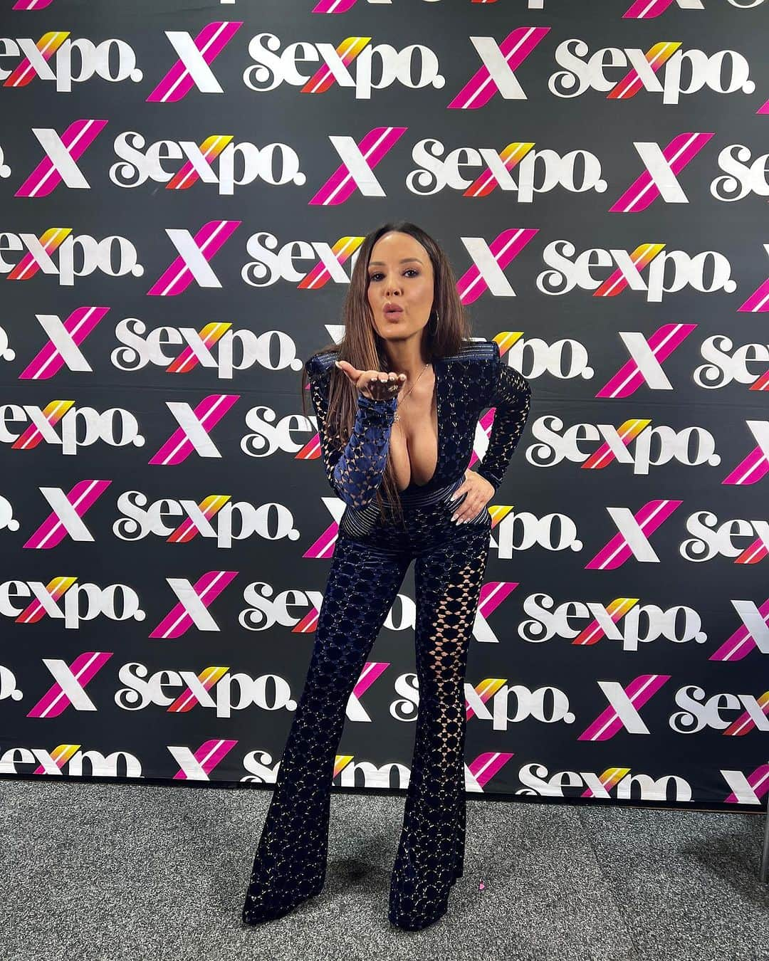 リサ・アンさんのインスタグラム写真 - (リサ・アンInstagram)「I am here at the main booth @sexpoaustralia @lovexaus takin 📸 and having a lot of fun & random Aussie convos! 🖤   Jumpsuit: @_zhivago_   #sexpoaustralia #lovex #melbourne #thereallisaann」11月10日 19時45分 - thereallisaann