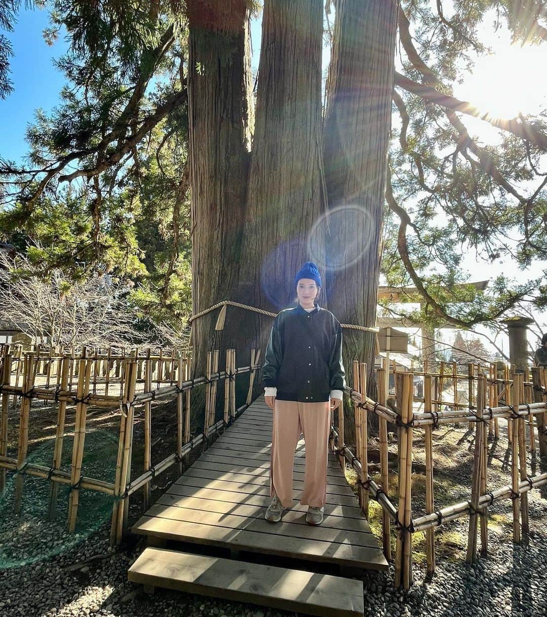 亜希子さんのインスタグラム写真 - (亜希子Instagram)「少し前になりますが、長野県・戸隠神社に行って参りました。  無事に映画『つんドル』が公開された御礼と、今回の作品で沢山の素晴らしい俳優の皆さまに出会えたご縁に感謝したく、芸能の神様がいる火之御子社をはじめ「5社巡り」と呼ばれる、周辺５つの神社にご挨拶に伺うことが目的でした。  写真は、大きな杉の前でポーズを決めるワシ。  (超オフなので無化粧ジャージでごめんなさいね…)  私の顔の周りに、鮮やかな光の円が２つかかっていて、なんだか少しだけ「ようこそ戸隠にいらっしゃった！」と目には見えない何かに歓迎をして頂いたような気がしました。  まあ、完全にカメラの屈折光だと分かっているが…🤣  戸隠周辺の安らぎに満ち溢れたエネルギーは素晴らしくて、完全に癒されましたな。  そして、しばらく長野の大自然の中に滞在して新しい小説の原稿も書いていたのですが、これが捗る、捗る。  我々は自然の中で生かされているという、当たり前の出来事にも気づかされたのでした。  さてさて、切り替えて。  明日は、あの大人気ラジオに出演させていただきます！！！✨✨  FMヨコハマ『FUTURESCAPE』。  大好きなクンポン様こと小山薫堂先生、そして、我らが偉大なる女神🗽大好きな柳井 麻希さんにご挨拶に伺います！  この番組、ほんとに大好き！   出演させて頂くの、何度目でしょう！  (以前、恐れ多くも、小山薫堂先生の代打MCを務めさせて頂いたこともあります！)  スタッフさま、出演者さま、いつもご愛顧ありがとうございます。笑  出演時刻は、10:00頃から30分の予定です。  もちろん『つんドル』主題歌の、ねぐせ。さんの『サンデイモーニング』も流して頂くつもりだ！！！」11月10日 19時44分 - akiko_ohki