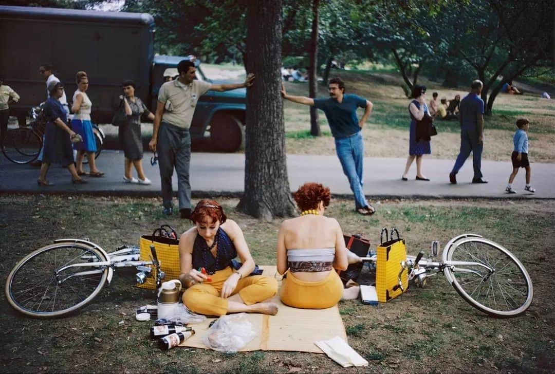 テート・ギャラリーのインスタグラム：「'It’s as if the symphony of the street is truly engaged in the mind of someone who is photographing in colour.' - Joel Meyerowitz 🖤🤍   Joel Meyerowitz quit his job at an advertising agency in 1962 and started making photographs in the streets of New York City. His work has been crucial to the development of street photography and the acceptance of colour photography as an art medium in the 1960s.  In the beginning of his career Meyerowitz was ‘on the street just walking up and down the city, and looking, looking, looking,’ and snapped the world around him in black and white. Soon he realised that with a colour film he could describe more things.  He says: ‘colour plays itself out along a richer band of feelings – more wavelengths, more radiance, more sensation’. In 'A Question of Color', Meyerowitz pairs black-and-white and colour prints of nearly the same scene to demonstrate this point.  📸 Central Park, New York City, 1966 📸 Greece, 1967 📸 Paris, France, 1967 📸 California, 1964  Tate Modern's free display of #JoelMeyerowitz's photography opens 20 November. @joel_meyerowitz」