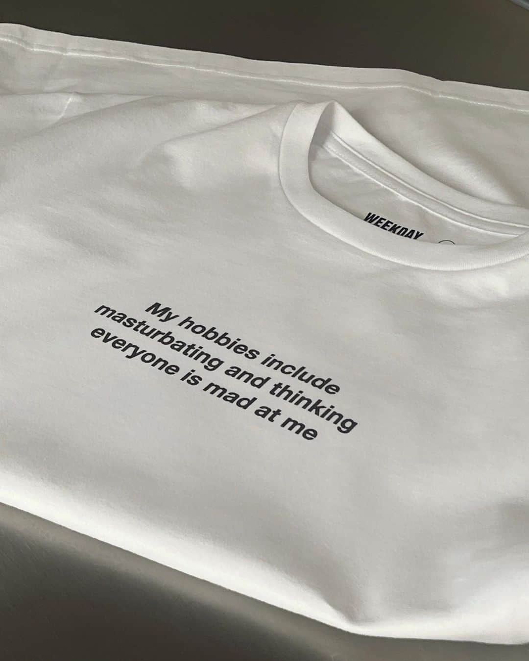ウィークデイのインスタグラム：「ZEITGEIST WEEK 45 - I overthink, therefore I am.  Our Zeitgeist t-shirts are available at https://www.weekday.com/en/zeitgeist.html. #weekdayzeitgeist」