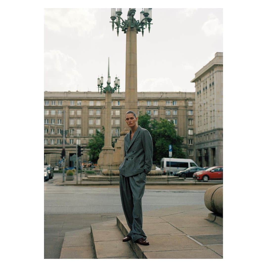 リカのインスタグラム：「Malgosia @malgosiabelapage 🩷 Captured in Warsaw by @sonia_szostak .   Malgosia Wearing our classics favorites grey  fish bone Diane Keaton Suit with smart Pennie’s .White Blaze shirt with Onassa shorts .  #rikastudiospaperno7 #warsaw #timelesselegance」