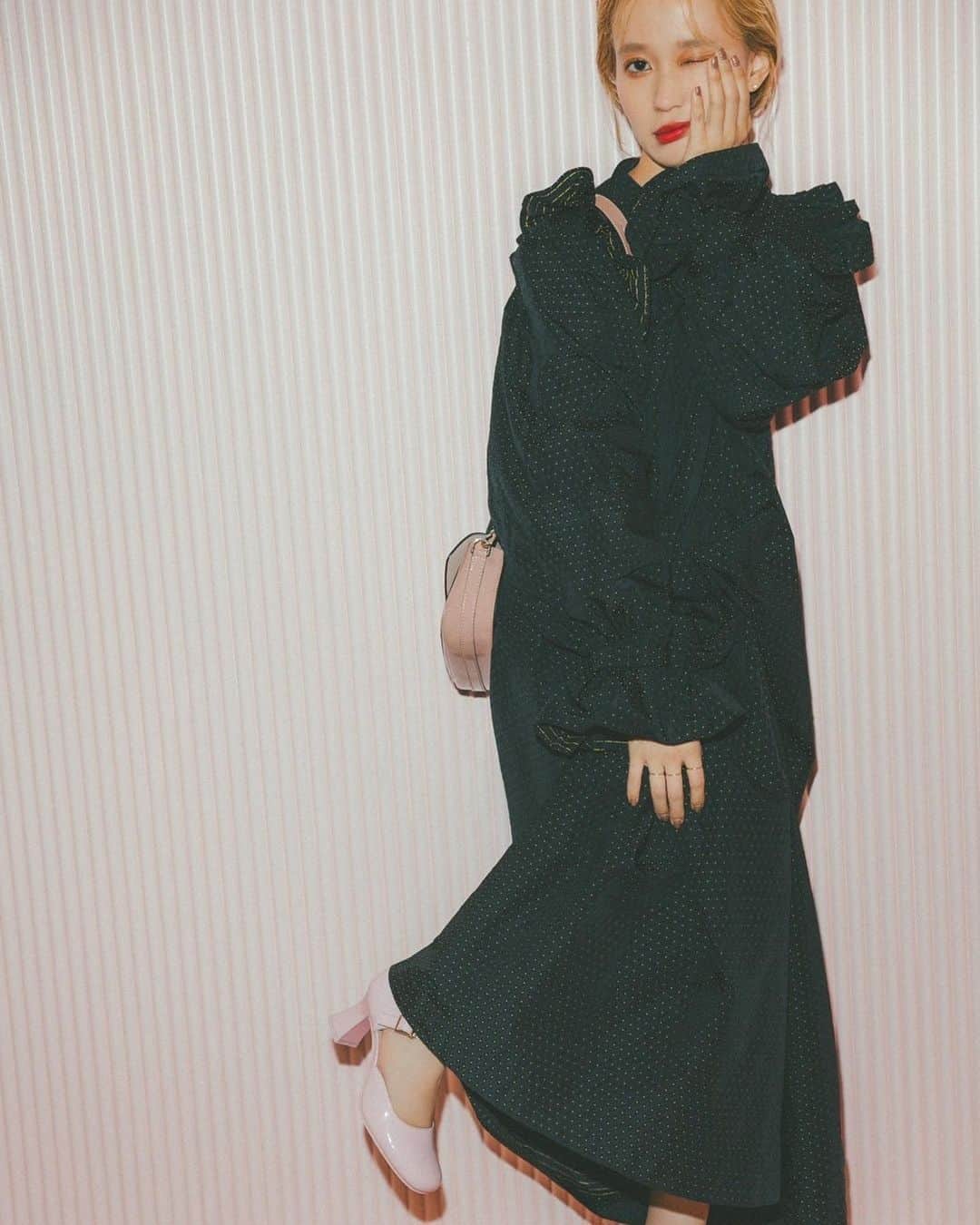 柴田紗希さんのインスタグラム写真 - (柴田紗希Instagram)「あかりっぷ。 このブーツもかわいかったな〜♡  ピンク×ブラックスタイル 甘辛な合わせも好き。 @letalon_jp」11月10日 19時37分 - shibasaaki