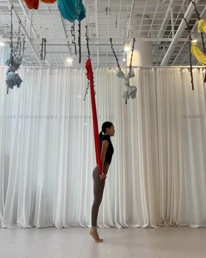 ジュヨン のインスタグラム：「아직 초보지만 ㅎㅎ 요즘 열심히 하고있는 플라잉요가 🧘✨ 나랑 잘 맞는운동을 찾았다! 💜 잼있어!  쫌 무섭긴 하지만 😝 (마지막 영상이 현실입니다 😂🤣)」