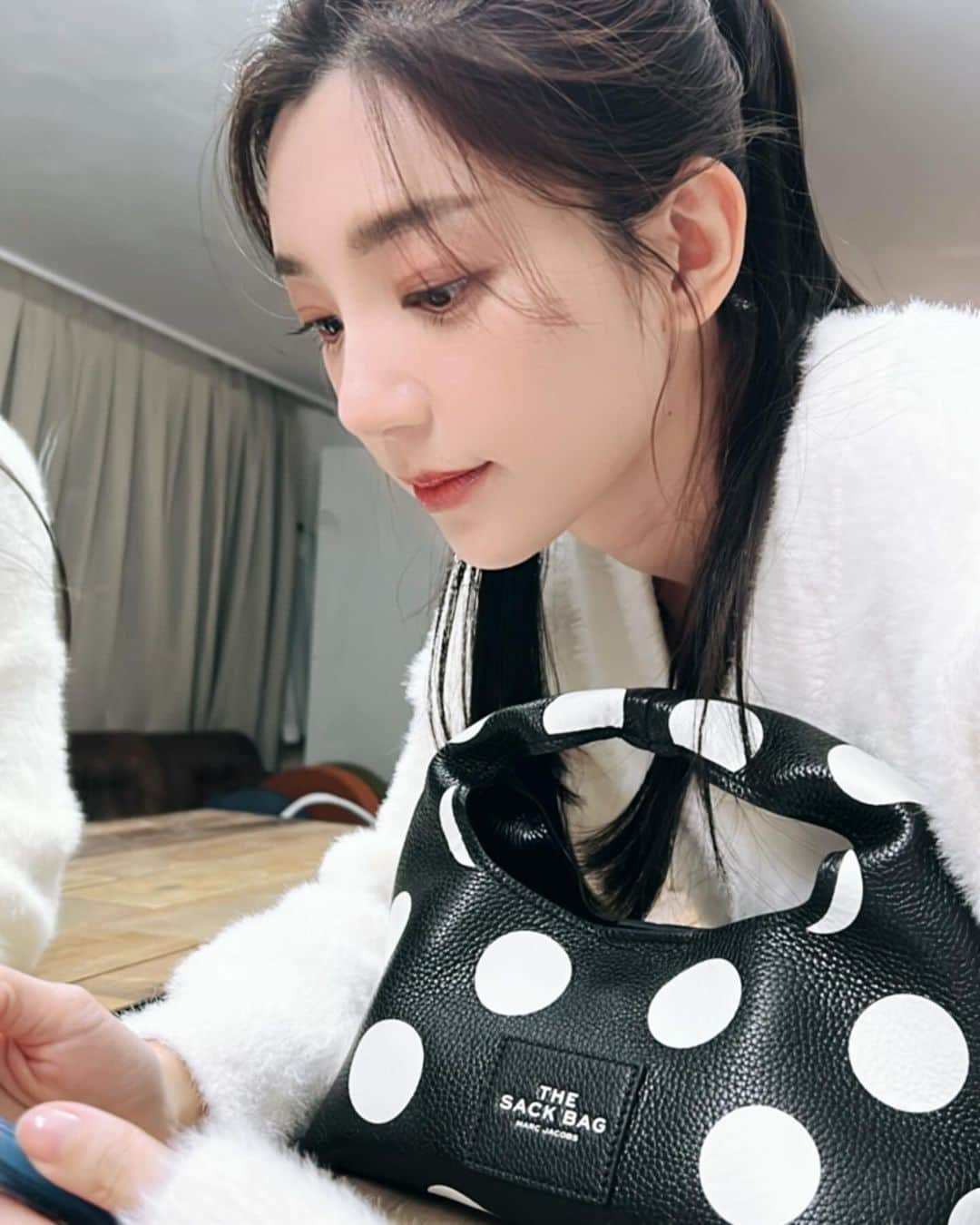 パフ・クオさんのインスタグラム写真 - (パフ・クオInstagram)「下班🫨  . . .  @marcjacobs  @imaginextw  #mjthesackbag  #marcjacobsbags」11月10日 19時37分 - aohsuehfu