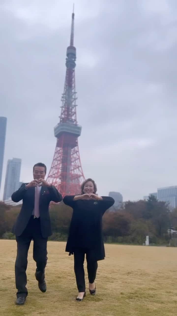 キャシー中島のインスタグラム：「🗼 エッフェル塔も良いけど、やっぱり東京タワーが好き❤️ ハルコの七五三を祝って踊ります。 九州男児、この頃嫌がりません❣️ おめでとう㊗️八瑠子❤️  #夫婦deダンス  #キャシー中島 #勝野洋」