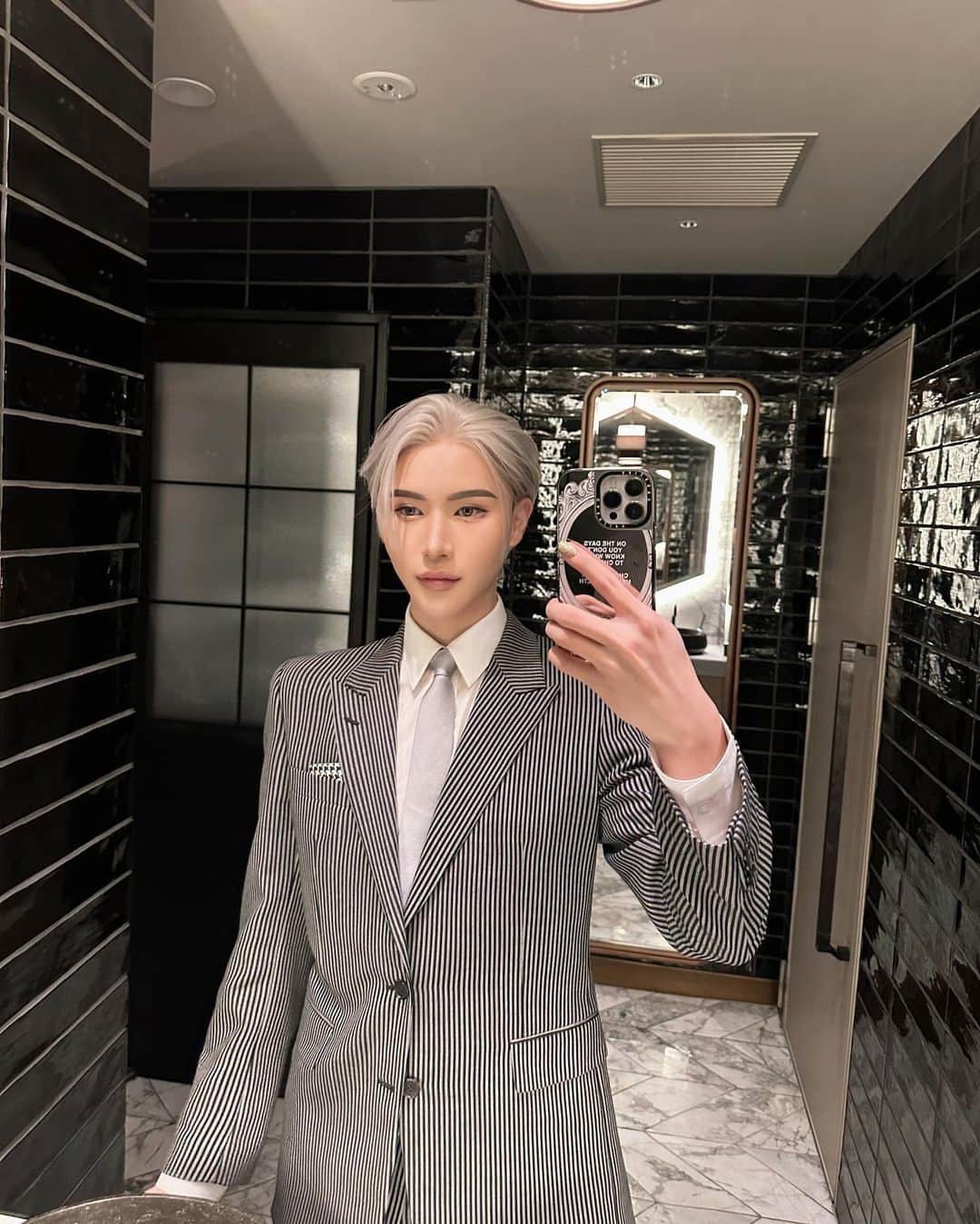 ギュテのインスタグラム：「この前人生初の結婚式行ってきた💒💍  みんなが幸せな気持ちに包まれてて素敵だったなぁ〜☺️  この日のメイク準備動画がこの後20時にYouTubeにあがるよ！ 直前でネクタイだけ変えたから動画は違うの着けてるけどみてね！」