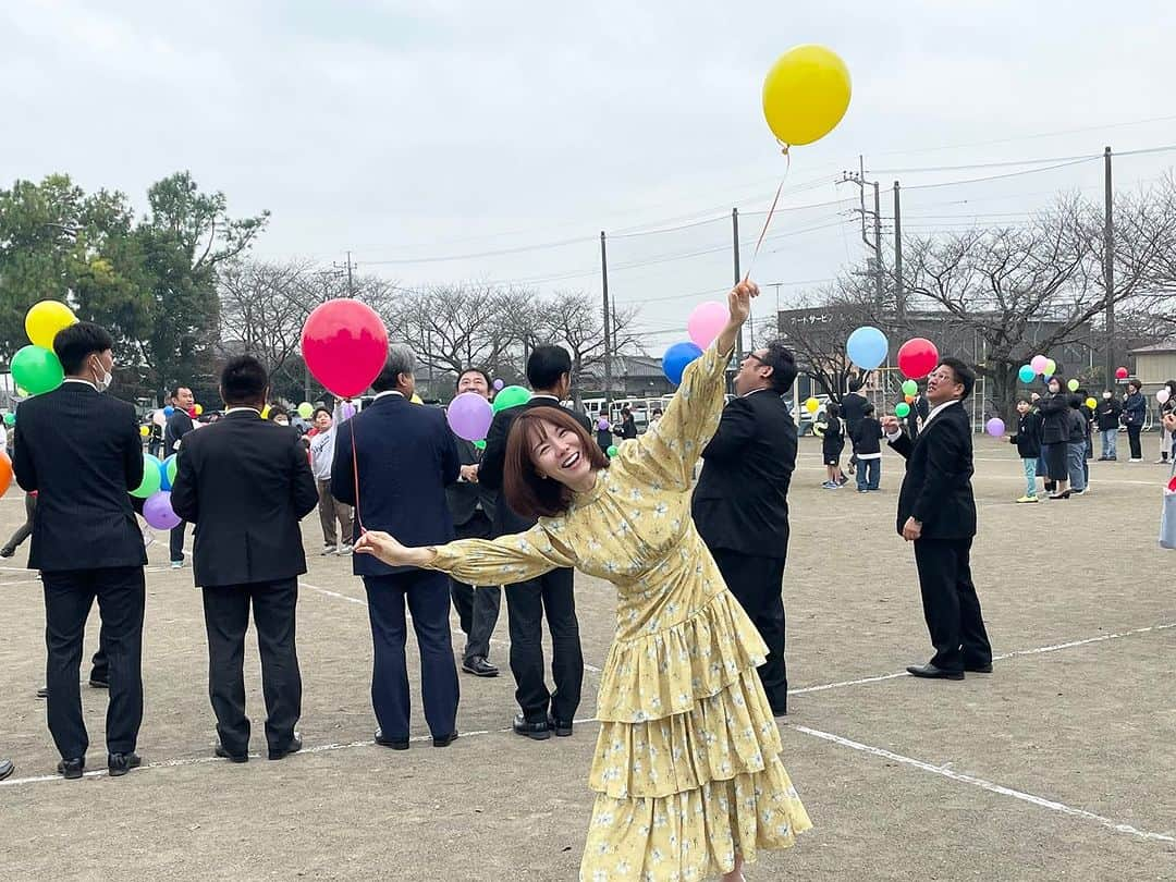 半崎美子のインスタグラム：「この先も100年続きますように🎈  #騰波ノ江小学校 #下妻市 #100周年 #バルーンリリース」