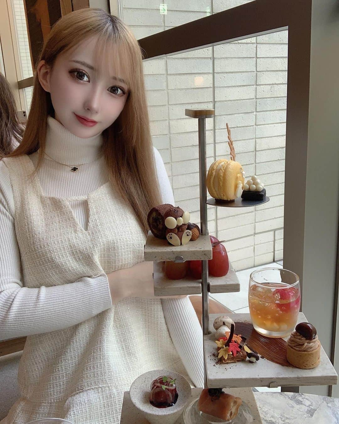 愛莉のインスタグラム：「ゼンティスのアフターヌーンティーが いちばん好きなんだよなぁ🧁☕‪‎🤍  #大阪#北新地#歌舞伎町#すすきの#北新地キャバクラ#キャバ嬢#ホスト#水商売#シャンパン#ロリ#清楚#ギャル#金髪#ヘアメイク#自撮り#整形#可愛い#可愛くなりたい#女の子#いいね返し#ふぉろーしてくれた人で気になった人フォロー#インスタグラマー#ガリガリ#スレンダー#スタイル#盛れた#ゼンティス大阪 #アフターヌーンティー#ワンピース#dazzlin」