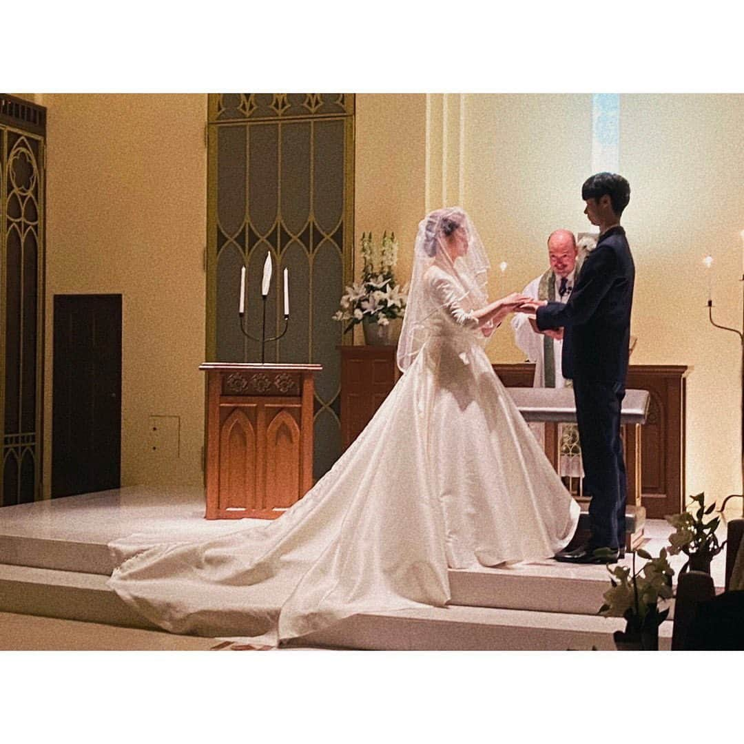 木下晴香さんのインスタグラム写真 - (木下晴香Instagram)「おめでとう‼︎ ⁡ 先日、兄の結婚式に参列してきました💐 ⁡ 1年半ほど前に兄が入籍しまして 愛に溢れた大好きな方がお義姉ちゃんに☺️ ⁡ バージンロードを歩く姿を見て ぐっとくる、という感覚とはまた違って 驚くほどスーーっと私の頬を流れていった涙。 あんな涙は初めてでした。 とっても尊い初めての気持ちをありがとう。 ⁡ 2人らしい、誠実で温かくて笑顔いっぱいの式と披露宴。 兄夫婦の特別なひと時を一緒に過ごせて本当によかったです。 ⁡ 最後の写真は、兄の出生体重を感じている私🤭 このサプライズプレゼントを受け取った瞬間の母の表情も忘れられない… ⁡ 私の人生に深く刻まれた1日でした。 ⁡ 2人の末長い幸せを願って💍」11月10日 19時41分 - haruka_kinoshita_official