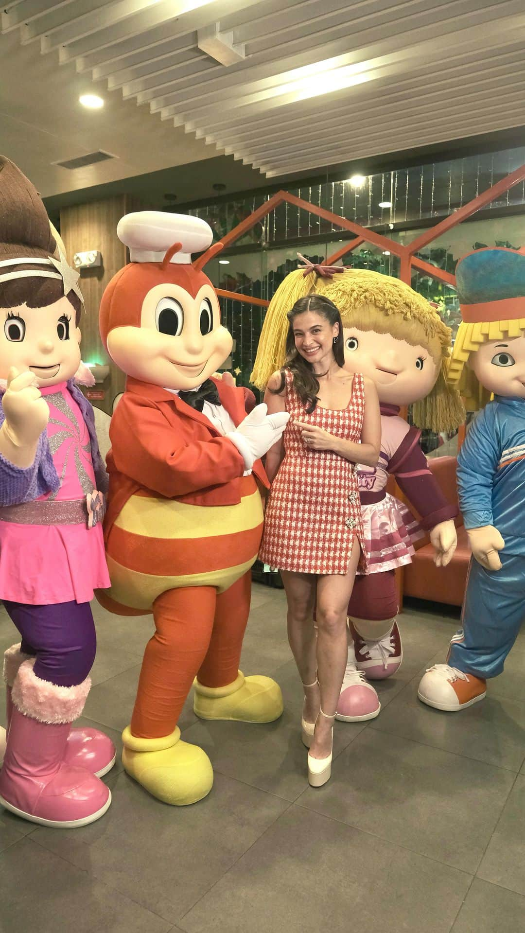 アン・カーティスのインスタグラム：「Kilig to see Twirlie, Yum, Popo, Hetty and Jollibee all together as we celebrated 45 years of Jollibee and the amazing light up of the store. Jollibee is indeed spreading the joy of Christmas to every Filipino and Pinoys at heart, kaya ramdam na ramdam na ang Pasko sa Pinas. Visit the nearest @Jollibee branch para mafeel niyo na rin ang joyful Christmas spirit! #JoyfulChristmasStores #MakeItChristmaswithJollibeeJoy」