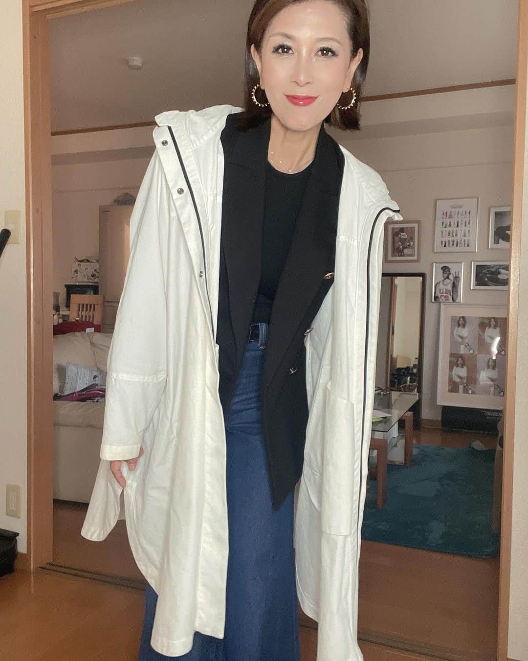 Naoko（なおこ）さんのインスタグラム写真 - (Naoko（なおこ）Instagram)「ちゃーらららら ちゃららっらー おーおーおーおー デンジャーゾーン  💬💬💬💬  はじめは、 黒いブレザーに 白い合羽だったのに 最後は トップガンになったのよ  ロビンが MA 1の上に 寝てたから  どいてー！  て 取り上げたまんま  羽織るという 流れで その日の ファッションが 決まることもある、、、 💬💬💬  流れに身をまかせるよー 何事も😊♥️  全ての流れに あらがわない 受け入れる。  そうやって 生きていけたら 最高だよね  昨日の夜は 腕の筋肉が 負傷して ピリピリ痛く炎症しているのを 感じながら 寝ました。  ピリピリっ！  #筋トレ女子 #フィットネス女子#フィットネス#Fitness#筋トレ女子と繋がりたい #筋トレ好き#筋トレ好きと繋がりたい#減量 #くびれ#美ボディ #アラフィフ#アラフィフコーデ#ボディメイク #50代#健康 #熊本 #kumamoto」11月10日 19時42分 - smile_naohibi