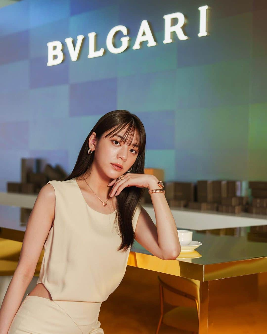 貴島明日香のインスタグラム：「BVLGARI SERPENTI 75th Anniversary♡  BVLGARIのアイコンでもあるセルペンティの75周年を記念したパーティへ✨  ヘリテージピースを含む歴代のジュエリー展示や、現代アーティストとのコラボレーション作品など様々な角度からセルペンティの魅力を存分に楽しむことができます。  セルペンティを今回初めて身につけたのですが、あまりの輝きと美しさに息を呑んでしまいました。 どんな自分にも自信を与えてくれる、素敵なジュエリー✨  【ブルガリセルペンティ75周年〜時を超えて紡がれる無限のストーリー展】 2023年11月9日（木）～ 11月26日（日）※事前予約制 ブルガリの公式LINEから来場予約ができますよー♡  #PR #Bulgari #BulgariJewelry #Serpenti #Serpenti75」