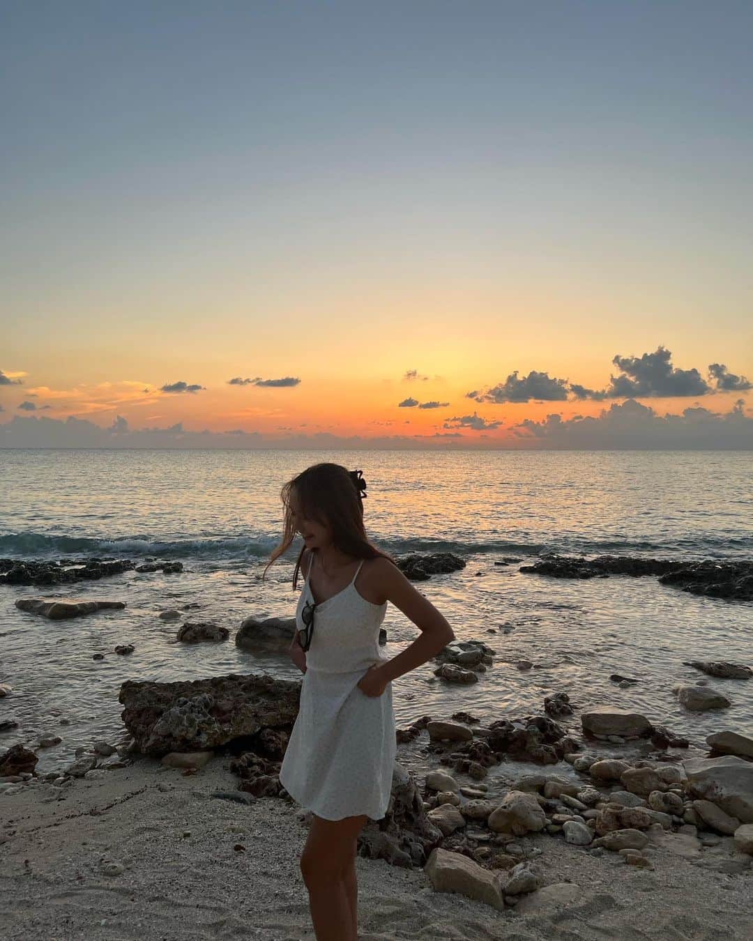 宮崎絹子のインスタグラム：「🪽🌙✨🧡」