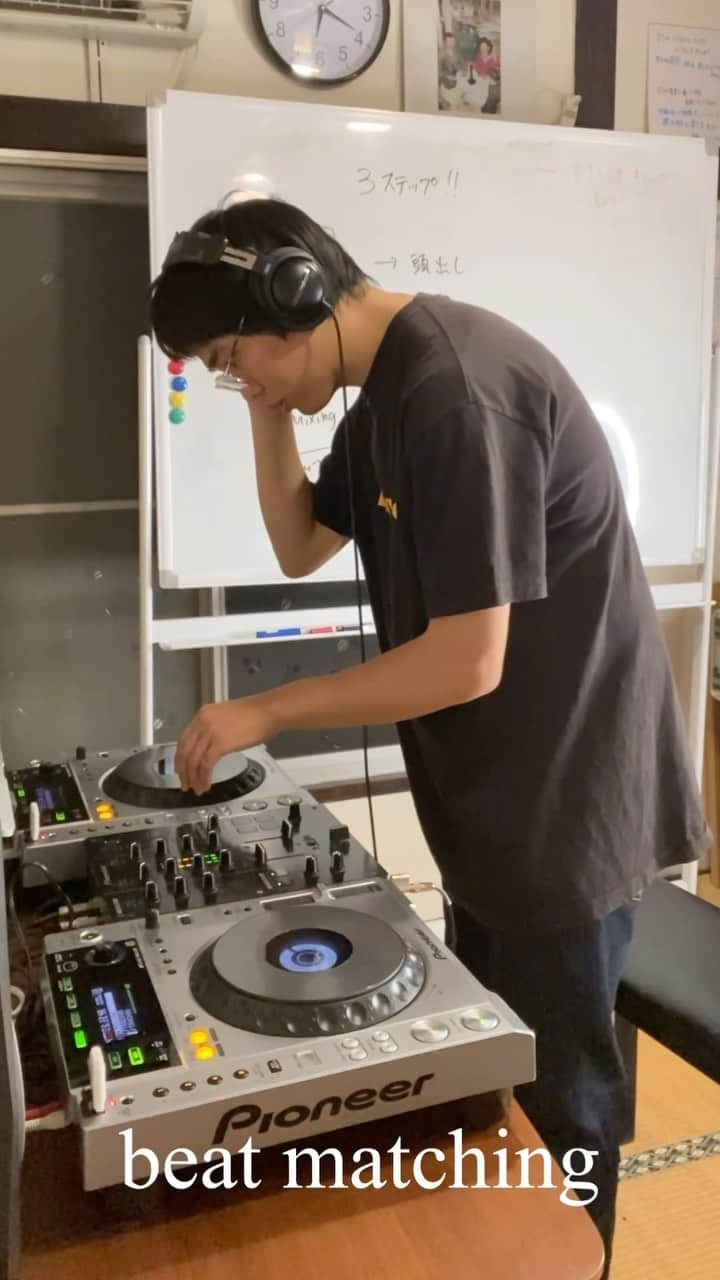 津久井コブシのインスタグラム：「DJ練習🎧　MIX気もちぃ〜！ ミチル先生に教えて頂きました🧑‍🏫【@michiru_zero 】 体験レッスンあります🔥 #techno  #house #dj #pioneer」