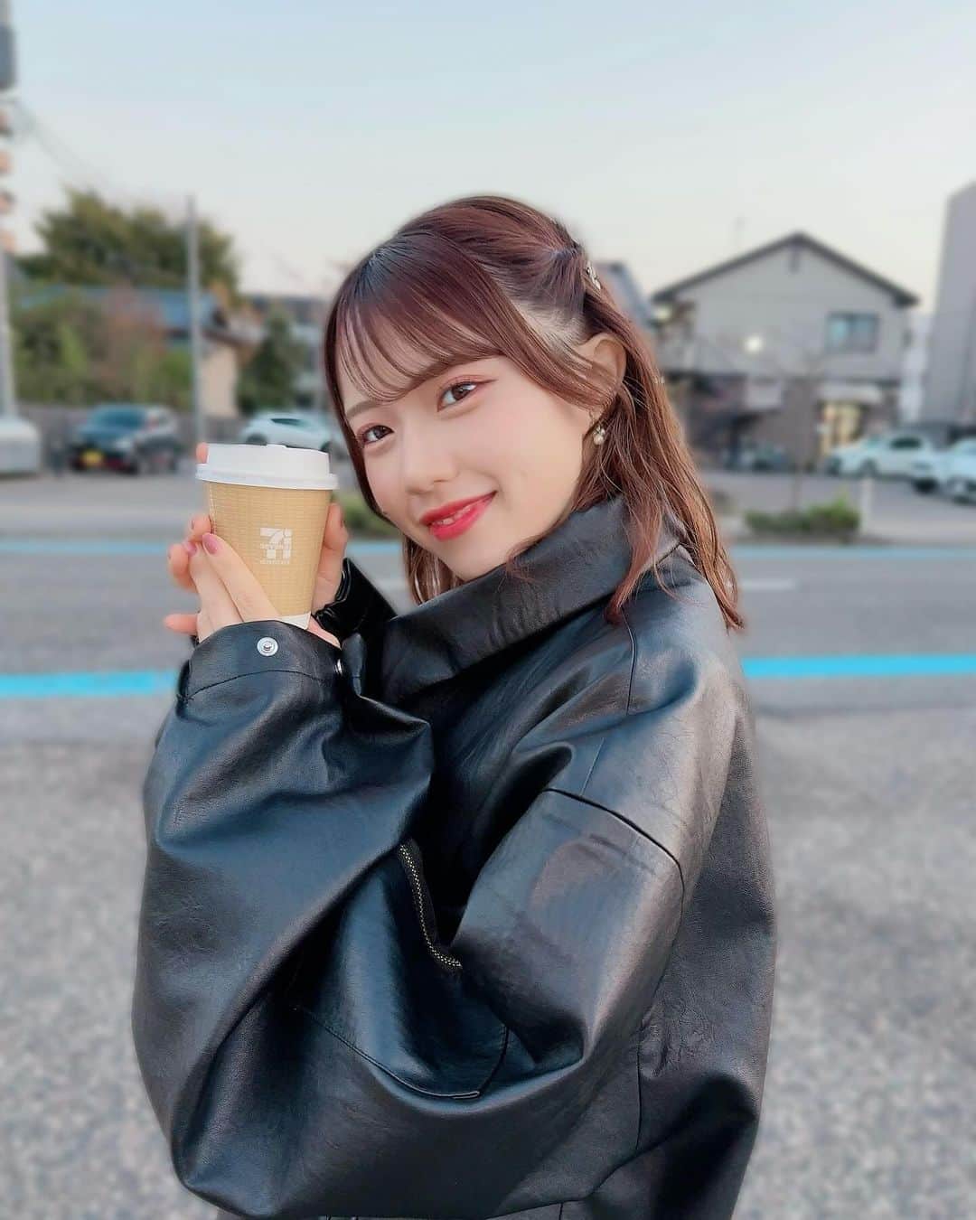 鳴海寿莉亜さんのインスタグラム写真 - (鳴海寿莉亜Instagram)「☻☺︎☻☺︎☕️ ・ ・ 甘いの好きだからコーヒーは苦めチョイスが多いでっす ・ ・ ・ ・ ・ #新潟 #にいがた #ブラックコーデ #153cm #彼女感 #ボブ #フォローミー #fashion #daily #cute #hair #girl #instafollow #ootd #followme #qhoto #japanese #instagood #좋아요그램 #셀카그램 #좋아요반사  #팔로우 #맞팔 #소통 #좋아요 #셀카  #팔로우미#전신 #귀여워」11月10日 19時43分 - juria_narumi.official