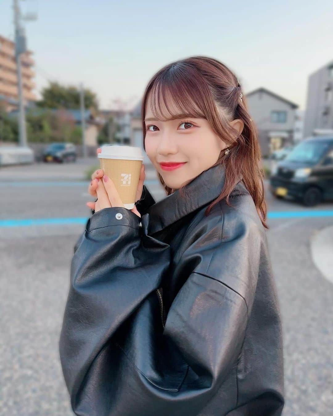 鳴海寿莉亜さんのインスタグラム写真 - (鳴海寿莉亜Instagram)「☻☺︎☻☺︎☕️ ・ ・ 甘いの好きだからコーヒーは苦めチョイスが多いでっす ・ ・ ・ ・ ・ #新潟 #にいがた #ブラックコーデ #153cm #彼女感 #ボブ #フォローミー #fashion #daily #cute #hair #girl #instafollow #ootd #followme #qhoto #japanese #instagood #좋아요그램 #셀카그램 #좋아요반사  #팔로우 #맞팔 #소통 #좋아요 #셀카  #팔로우미#전신 #귀여워」11月10日 19時43分 - juria_narumi.official