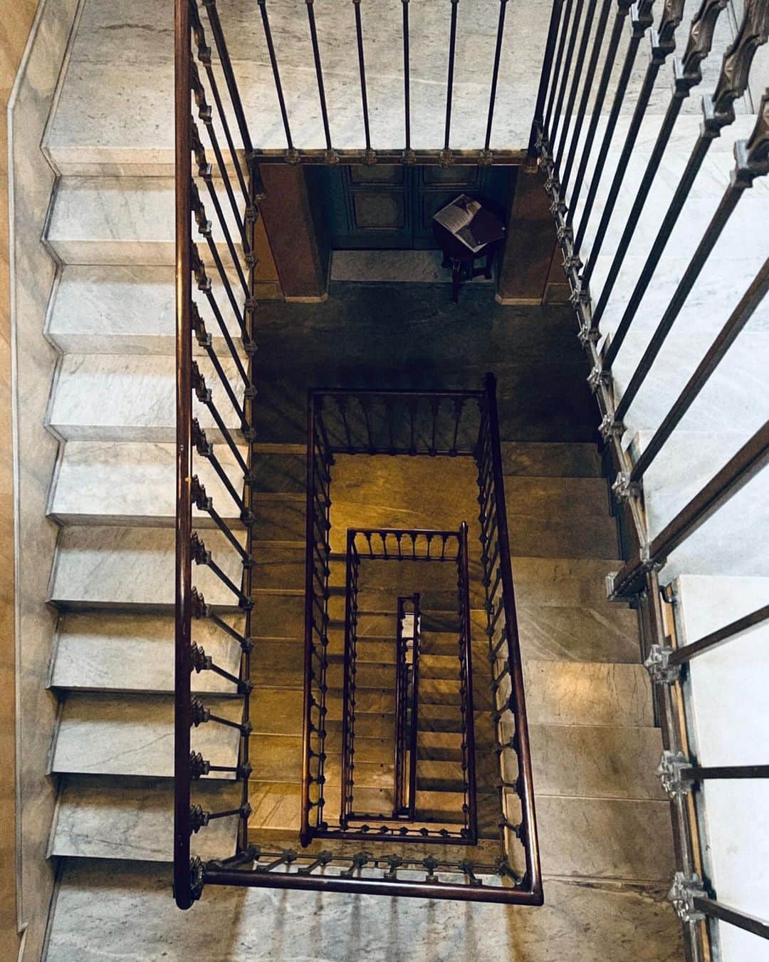 エミ・レナータのインスタグラム：「Architectural details that together create a fairy-tale atmosphere. #villacrespi」