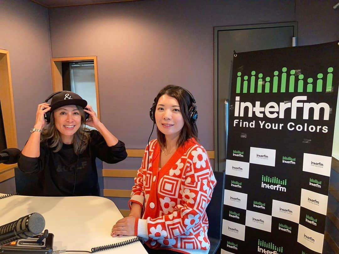 中村香織のインスタグラム：「今日は Inter FM で放送されている タケ小山さんのGreen Jacket 内、HOTSHOT・with・GDOの収録に行ってきました。 こちらに出演させていただいたのが10年前で、もうそんなに経つのかぁぁとびっくりしてます。 向井さんと私の歴史について語ってますのでぜひご視聴ください。  12月放送なのでまた告知しますね。 それにしても向井さんが歳取らなさすぎてびっくりしてる。 いつまでも綺麗で羨ましい…  #interfm897 #greenjacket  #hotshotwithgdo  #ゴルフ #ゴルフ女子  #プロゴルファー #女子プロゴルファー #ゴルフ好きな人と繋がりたい #golf #instagolf #instagolfer #프로골퍼 #골프 #高尔夫」