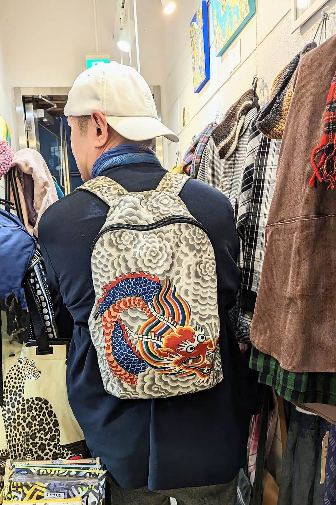 平井富子のインスタグラム：「写真家のノブさんが、ボーチ作家のいとがくもさんとアンシャンテに、、  ノブさんは、毎日、撮影や企画で忙しそう。近況トークで盛り上がり〜 すごく楽しかったね！  ノブさん、来年は辰年で年男。フランス製ドラゴンリュック等気に入って頂きました。すごくお似合い〜 良いことがありますよ！  いとがくもさんは、人気のダブルポーチを納品して頂きました。動物柄、花柄、可愛いです〜  また、遊びに来て下さい〜」