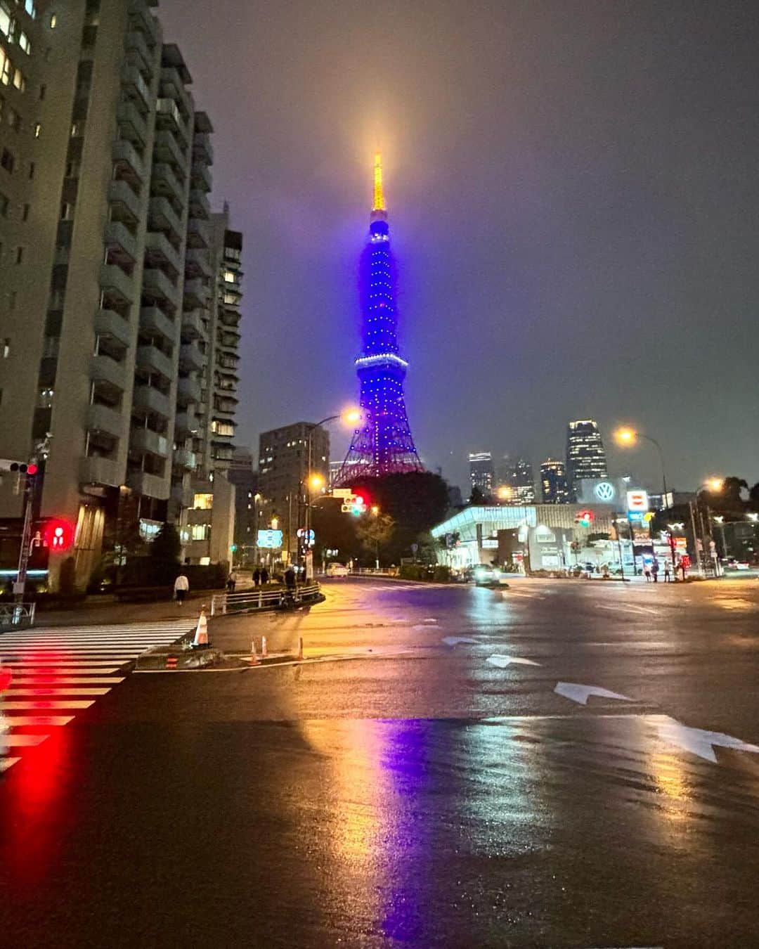 吉川正洋のインスタグラム：「ラジオ終わり雨上がりの東京タワー。今夜は藍色にライトアップされていました。」