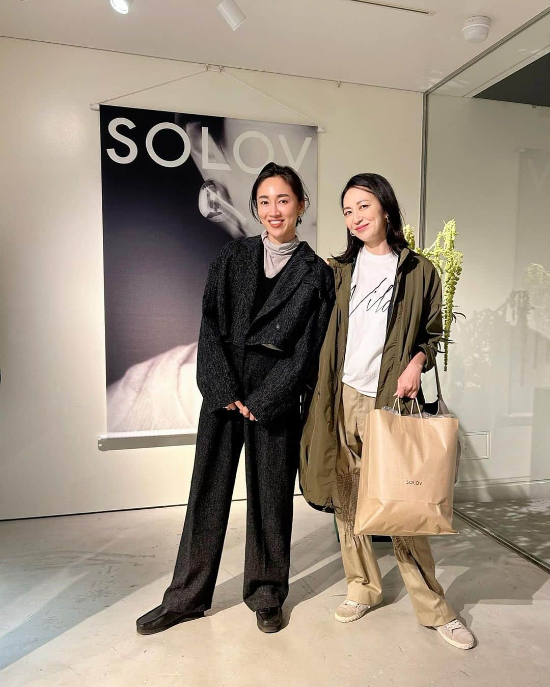 砂賀美希さんのインスタグラム写真 - (砂賀美希Instagram)「ひっさしぶりに！しっかり買い物👗🙌 @solovofficial のポップアップに伺いました！ オーバーサイズめでもマニッシュすぎず甘すぎず。 ちょうどを上手に泳いでくれる、わたしたち世代の身体のラインにやさしくカッコよく寄り添ってくれるブランド✨  BKジャケットと袖がジッパーで着脱できるカーキのショートアウターと 黒またぎベストを。　  年齢重ねて、 5年10年とお気に入りをお手入れしながら 大事に扱いたい派になりつつあります…大切に着よう😎👍  ブランドディレクターの @eiko_tanaka さんと📷 ファッションももちろん気になるけれど、3児のママ！ 第一線で活躍されていて、子育てもして。 どんな生活、どんな風に健康管理しているのかが気になる😆 またゆっくりお話し聞きたいです💕  solov ポップアップは11/12 18:00まで📝  AK-4 GALLERY LIVINGLAB 東京都目黒区青葉台１丁目１５−３  AK－４ビルディング 3F  #solov #トレンド服 #オーバージャケット #ショート丈アウター」11月10日 19時48分 - kimiganasu